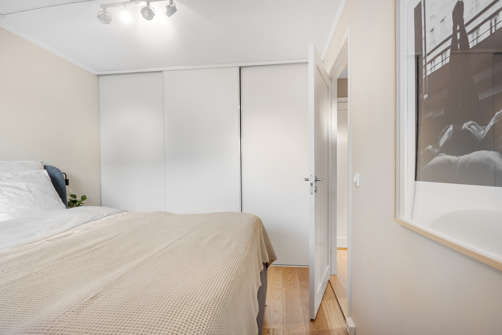 Langs den ene veggen har hovedsoverommet en stor og plassbygget skyvedørsgarderobe. Galleribilde