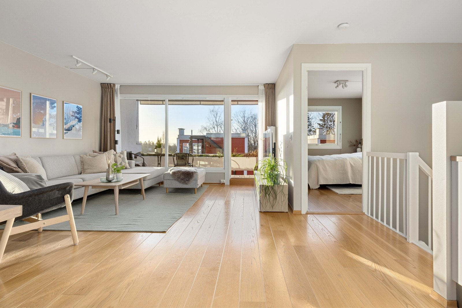 Stuen deles naturlig i to soner så her er det god plass for sofagruppe, tv-møblement og spisebord. Galleribilde