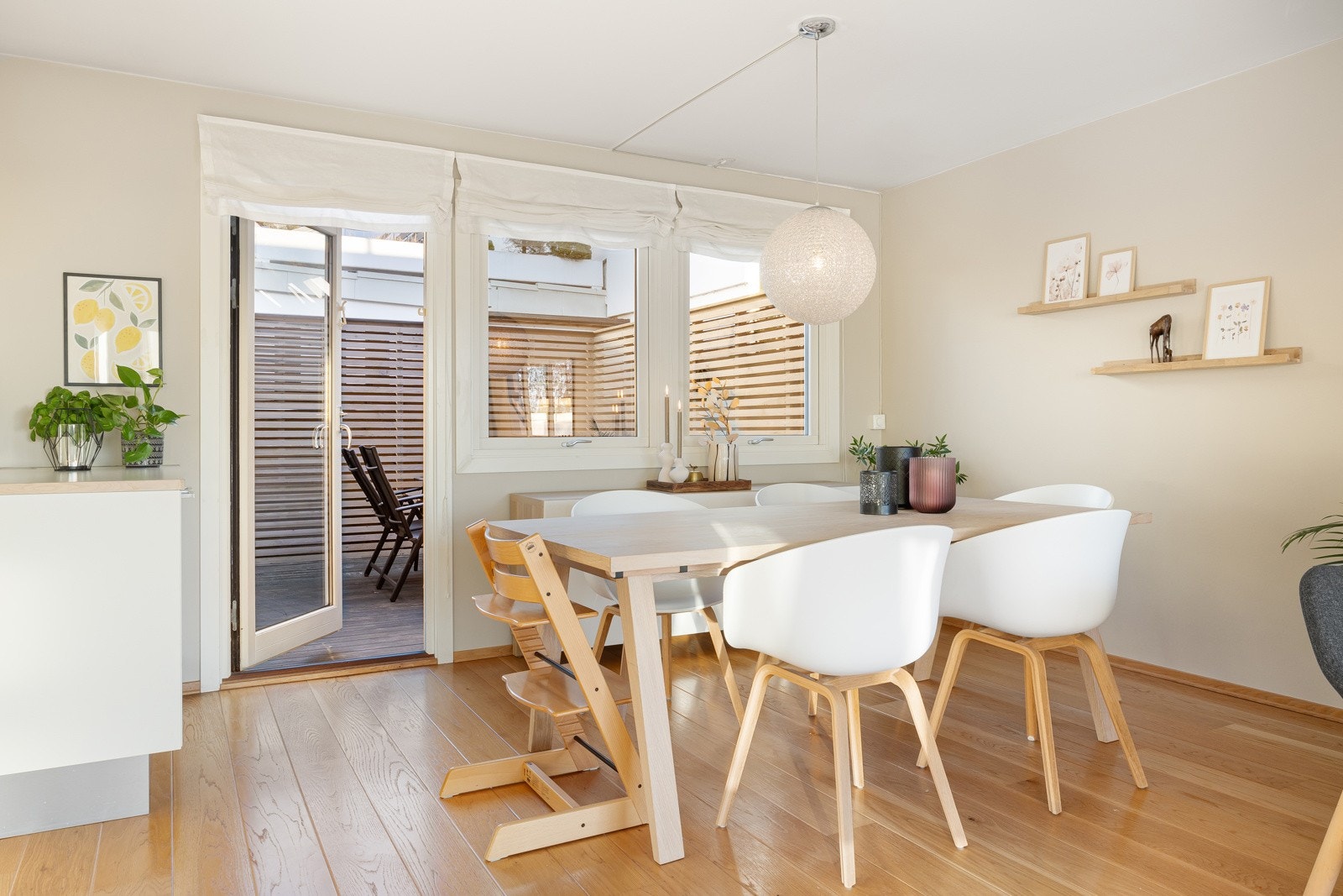 Med kort vei fra kjøkkenet til uteplassene kan alt fra kaffekoppen til større måltider enkelt medbringes ut i det fri. Galleribilde