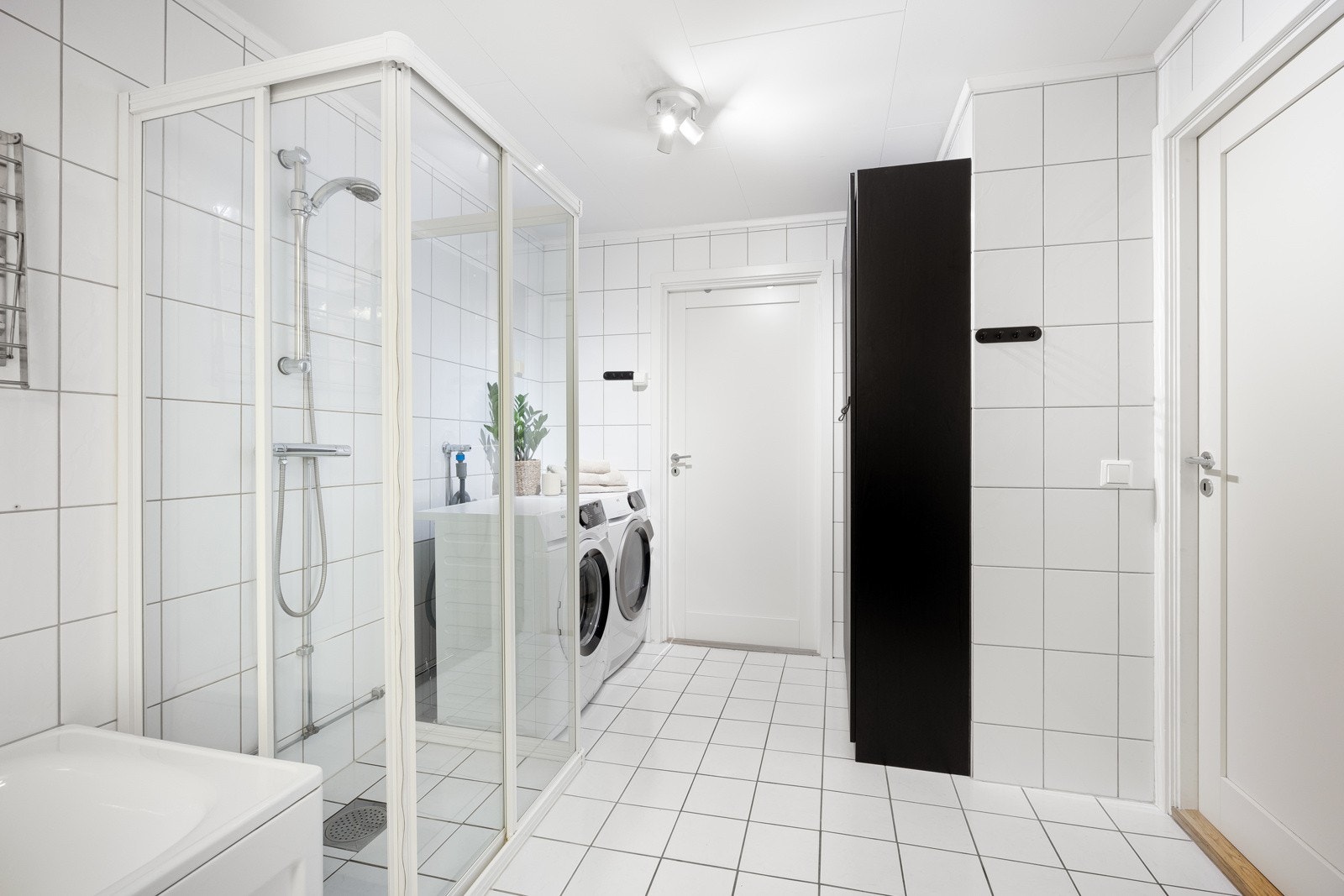 Badet har gulvvarme, egen bod og opplegg for både vaskemaskin og tørketrommel. Galleribilde