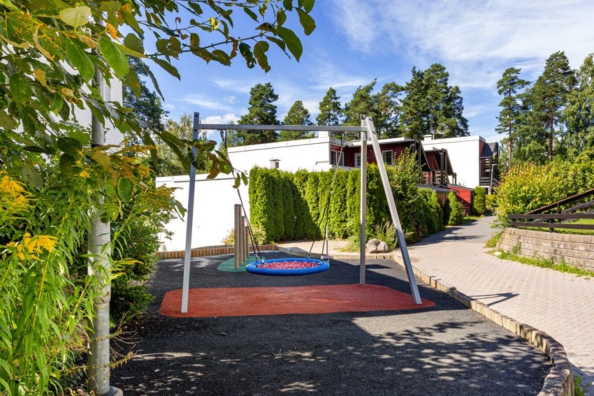 Asfalterte internveier med bom for å minimere bilkjøring. Meget barnevennlig boområde. Til glede for barna er det anlagt både lekeplass, fotballøkke og flere akebakker om vinteren rett ved boligen. Galleribilde