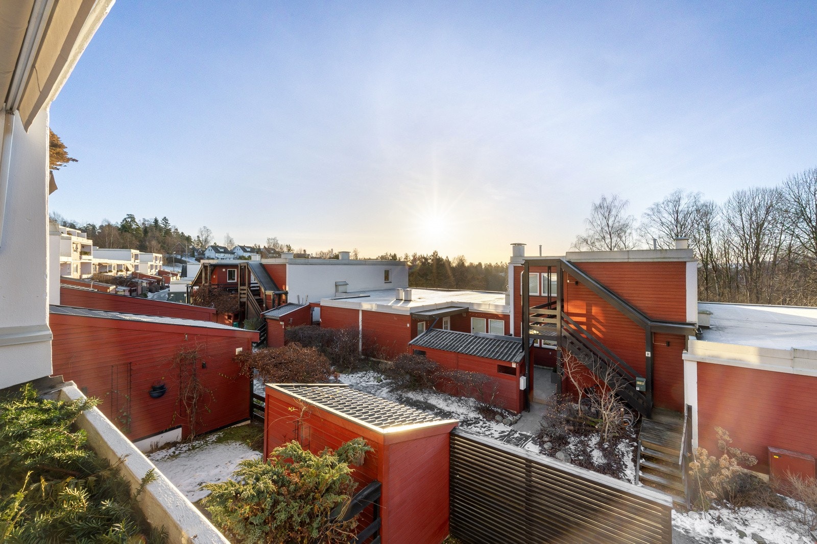 En blomsterkasse fungerer som rekkverk på balkongen, perfekt for deg med grønne fingre. Området er fredelig og ettertraktet, like ved skoler, T-bane, dagligvare, idrettsanlegg og fine turmuligheter. Galleribilde
