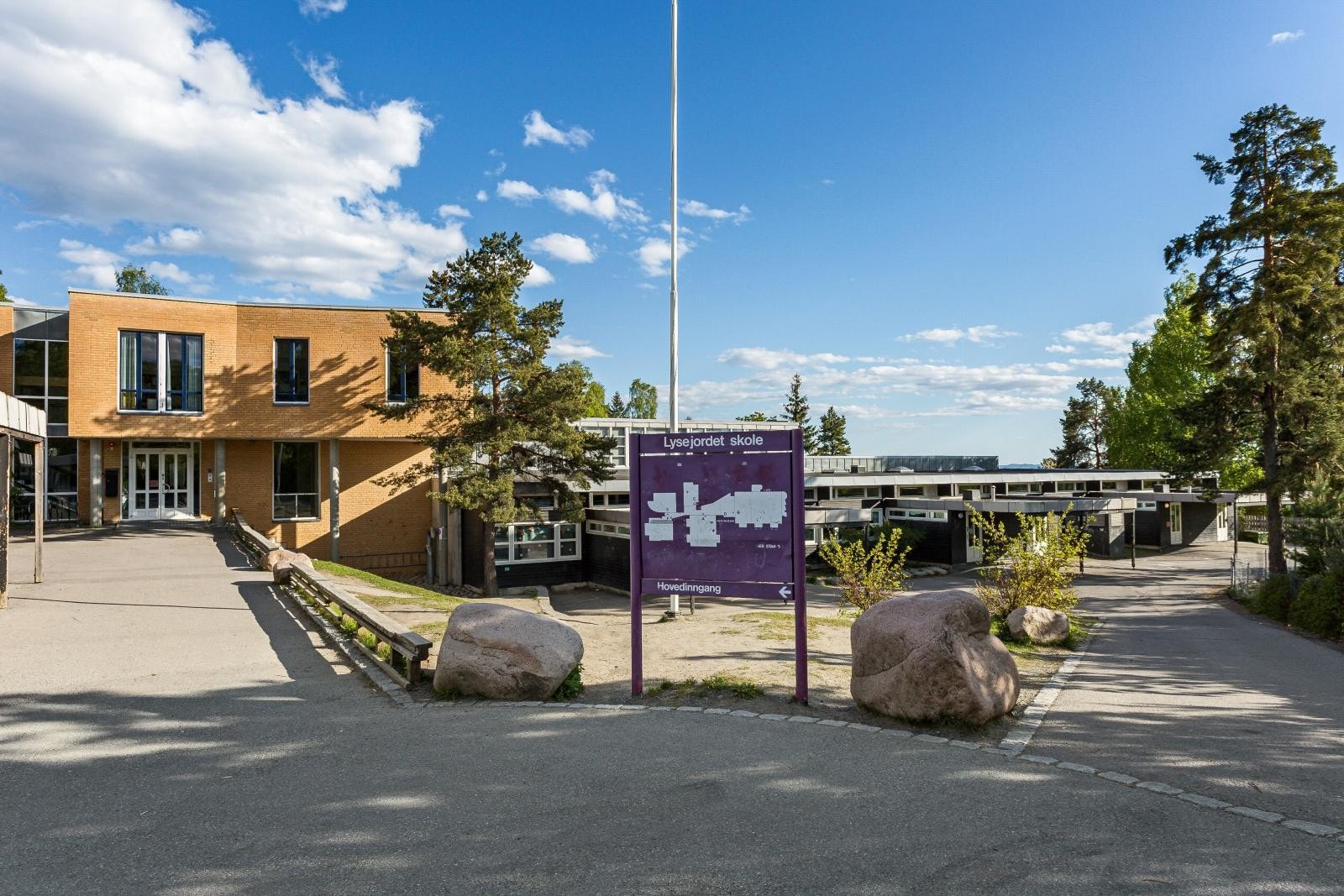 Det er trygg, tilnærmet bilfri skolevei på asfalterte internveier ca. 100 meter frem til Lysejordet barneskole, og 500 meter til Møllefaret barnehage. Galleribilde