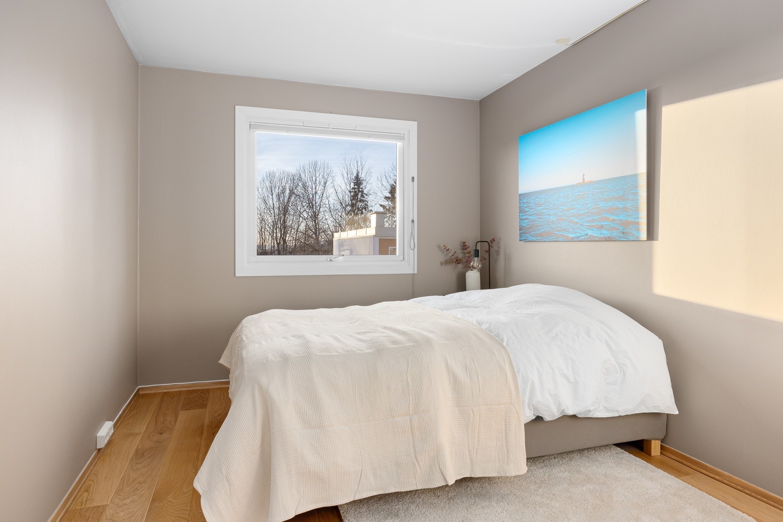 Planløsningen byr på tre smakfulle soverom, fordelt med ett i første etasje og to sammen i underetasjen. Galleribilde