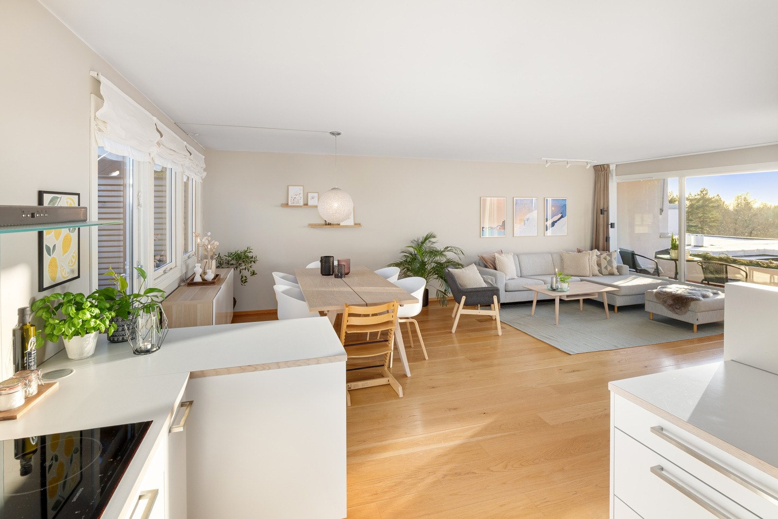 Praktisk åpen løsning mot spiseplass og stuen. Galleribilde