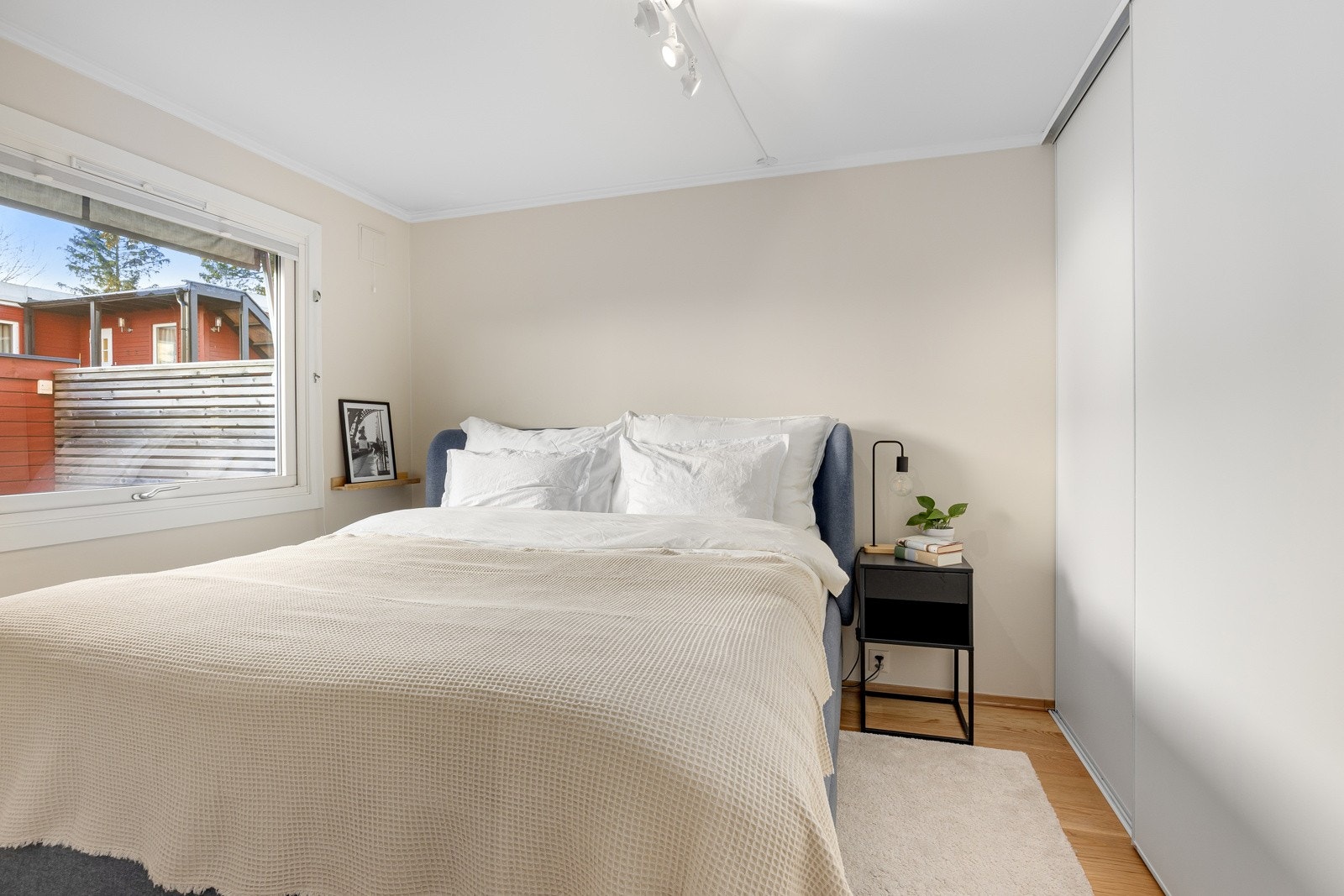 På hovedsoverommet nede er det plass til dobbeltseng. Galleribilde