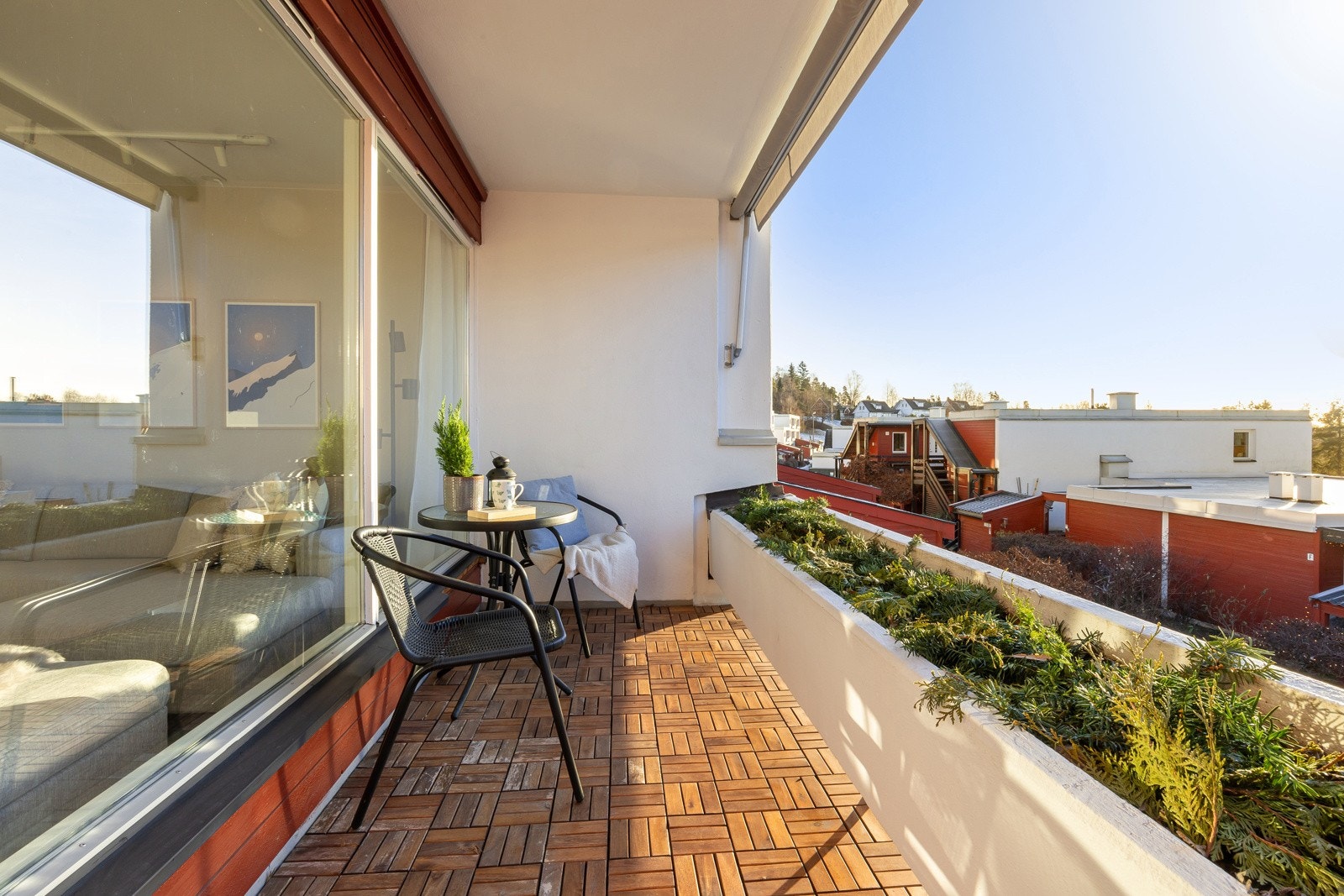 Balkongen er overbygget, slik at utvendig hygge også kan nytes på varme sommerdager med regn i luften. Galleribilde