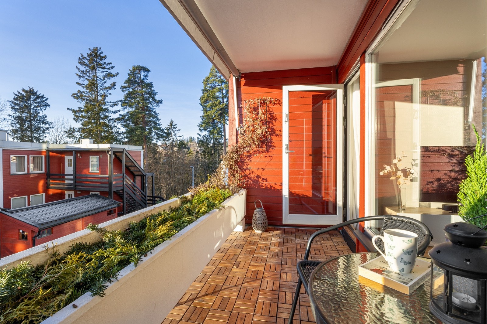 Den vestvendte balkongen utenfor stuen gir en fin forlengelse av rommet på varme sommerdager. Galleribilde