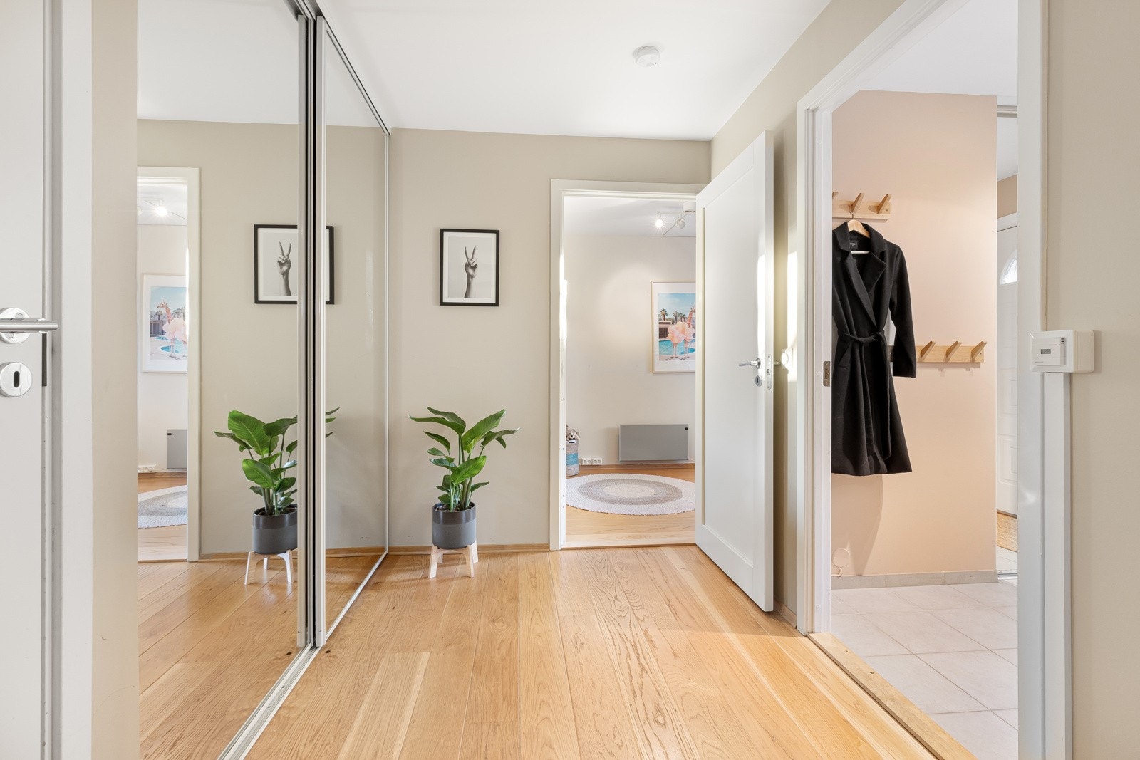 Garderobene gir både mye oppbevaringsplass og ekstra romfølelse. Boligen har også en stor innvendig bod for oppbevaring. Galleribilde