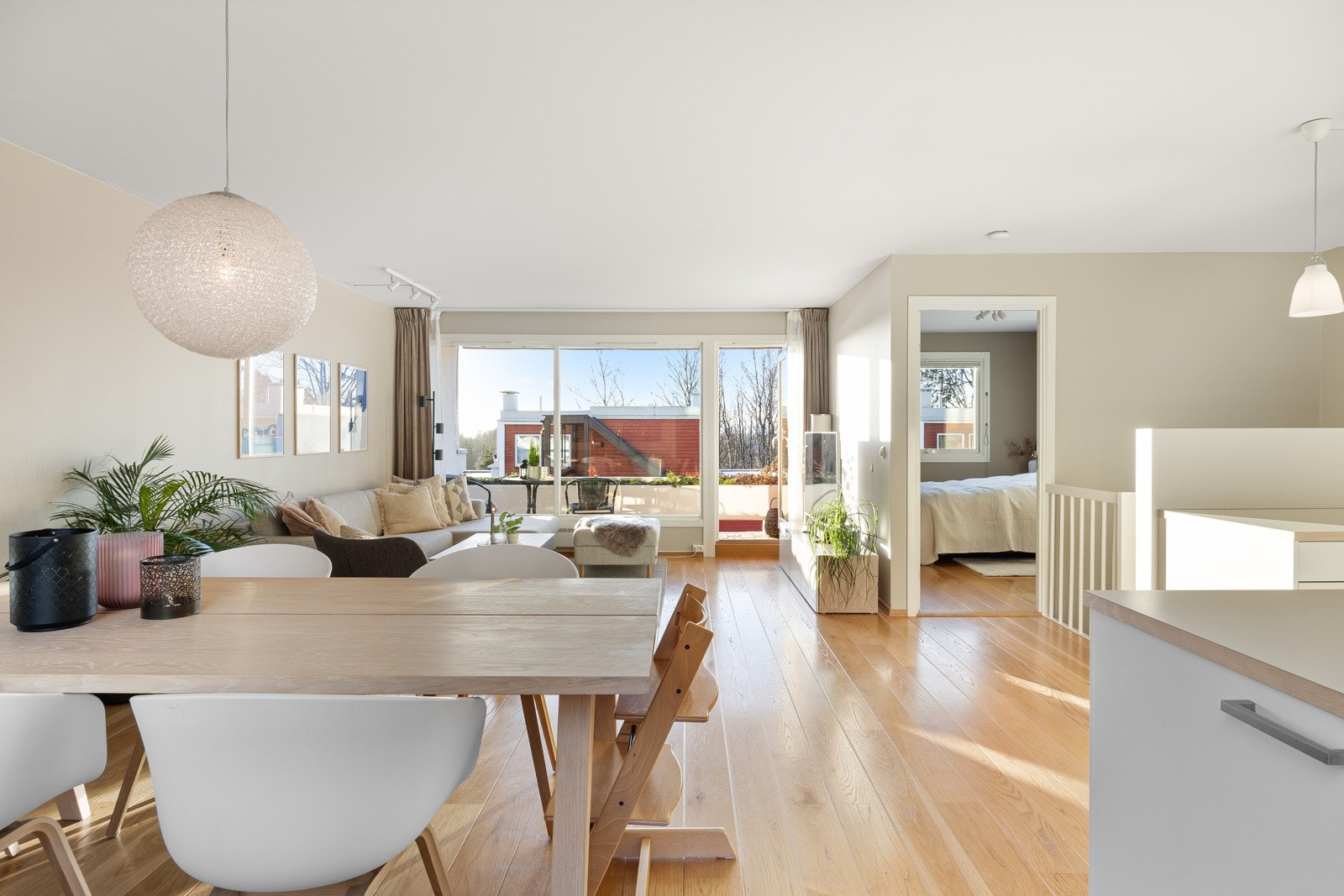 Øverst i boligen danner stuen og kjøkkenet et åpent og trivelig allrom med godt gjennomlys via store vinduer. Galleribilde