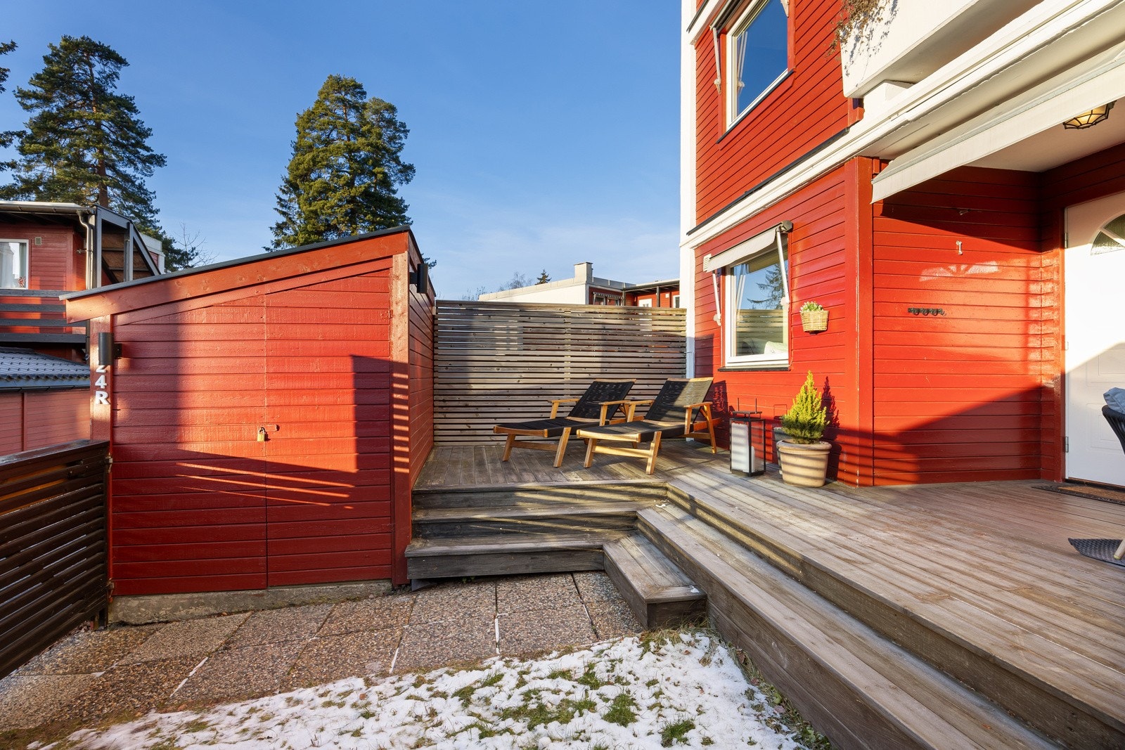 Ved inngangen finner man en delvis overbygget terrasse på ca. 21 kvm. Gode solforhold gjør det mulig å virkelig nyte varme og late dager til fulle. Galleribilde