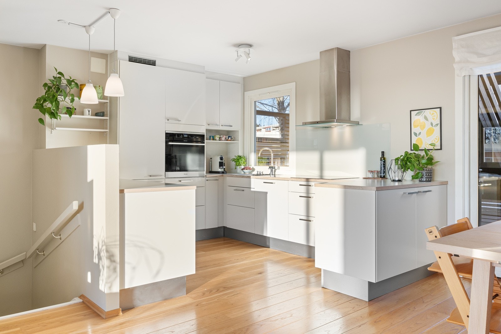 Som samlingspunkt har kjøkkenet en barløsning mot stuen, perfekt til både måltider og gode samtaler. Galleribilde