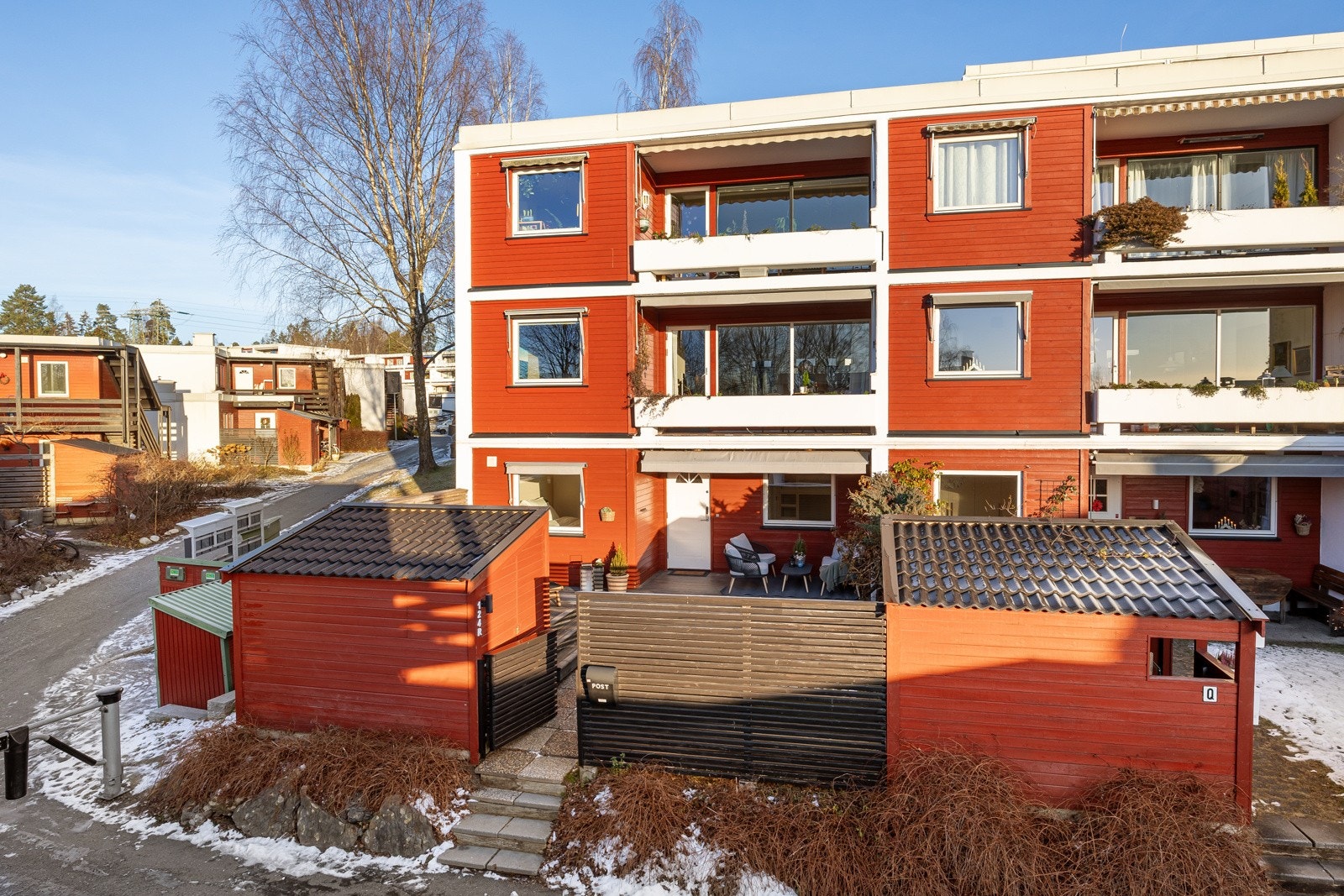 Boligen ligger i 1. etasje og underetasjen, og har en god internbeliggenhet på enden. Asfalterte internveier med bom for å minimere bilkjøring. Meget barnevennlig boområde. Galleribilde