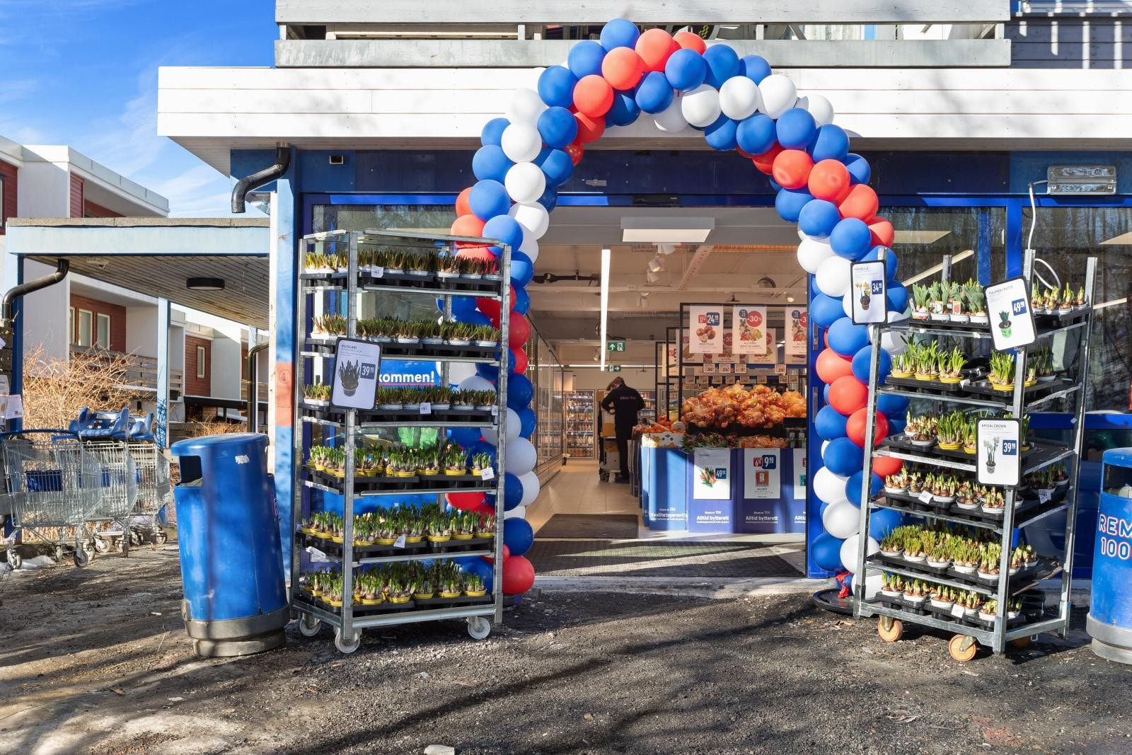 Dagligvarehandelen kan gjøres på Rema 1000 som ligger i samme gate, ca. 4 min gange fra boligen. Ellers kort vei til Røa og CC-Vest med alle servicetilbud. Galleribilde