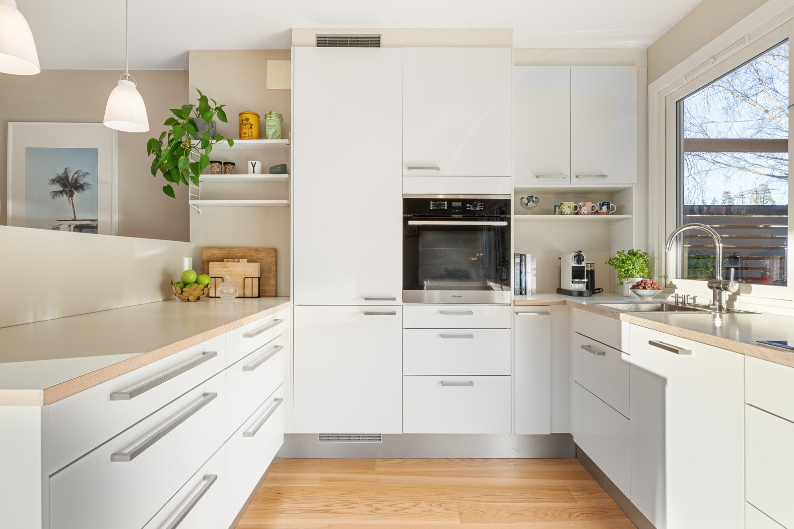 Kjøkkenet har pen innredning fra Norema med slette hvite fronter, belysning, laminerte benkeplater og underlimt oppvaskkum. Det er integrert stekeovn i fin arbeidshøyde, samt koketopp, oppvaskmaskin og et kjøl/frys. Ventilatoren er vegghengt. Galleribilde