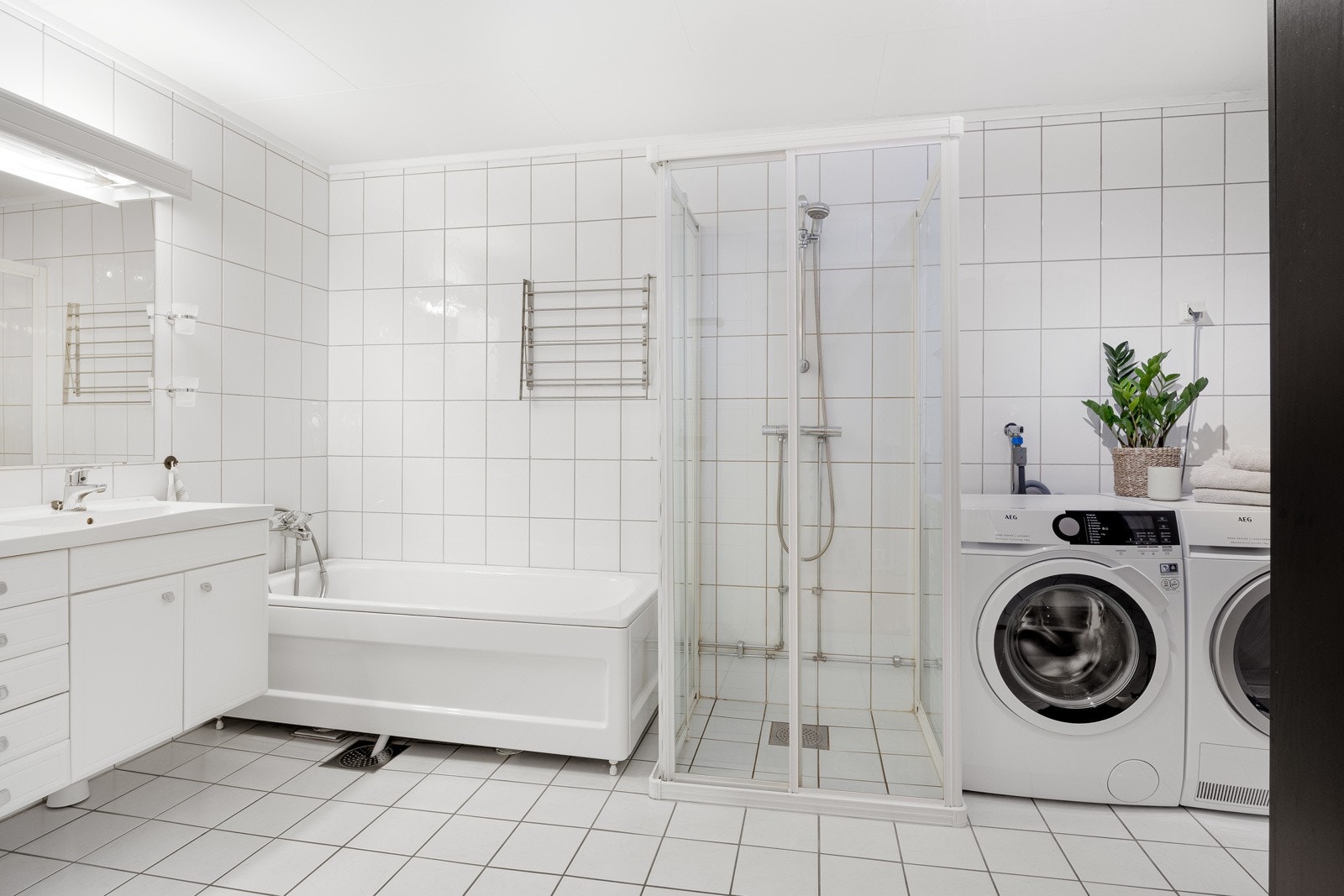 Boligen har et stort og funksjonelt bad fra 2006, innredet med både badekar og dusjhjørne. Galleribilde