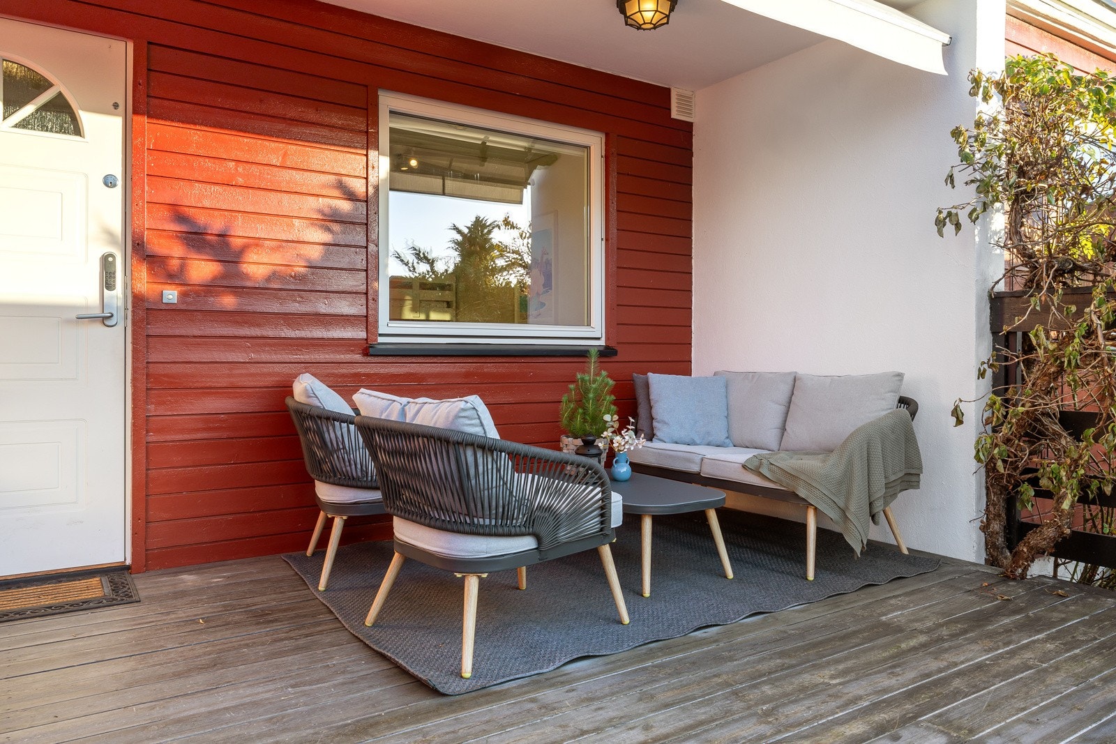 Siden uteplassene ligger på hver sin side kan man enkelt flytte seg etter solen gjennom dagen. Alle uteplassene har markise som skjermer for sol og lett yr. Galleribilde