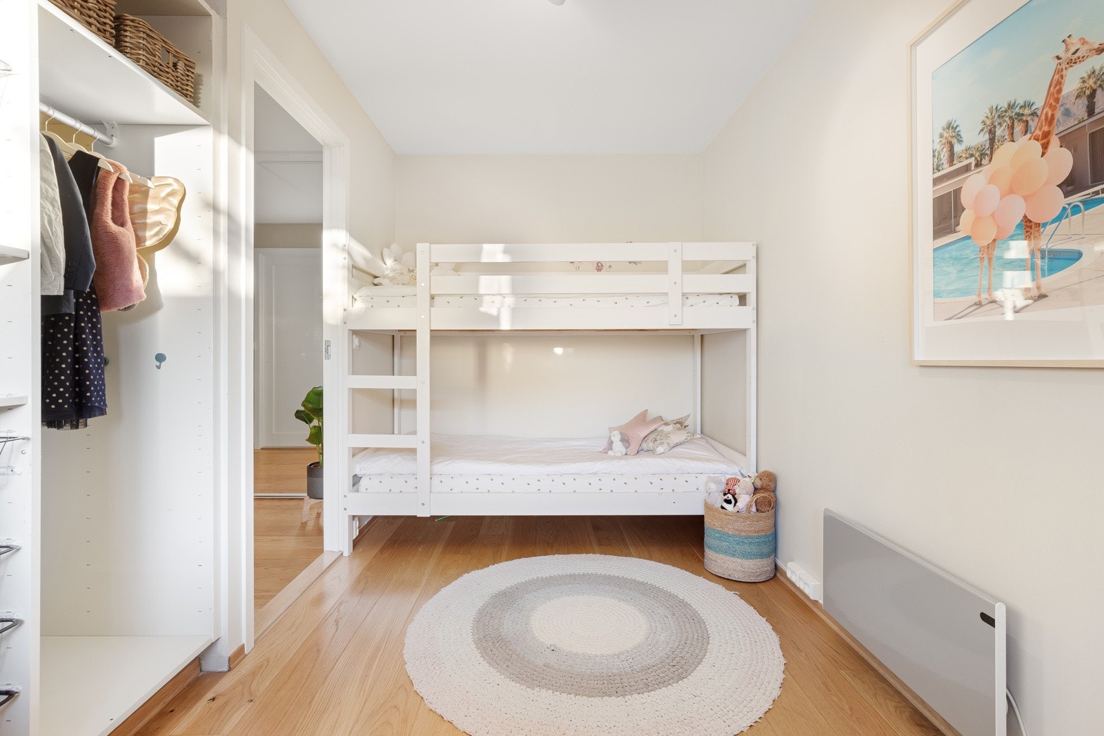 Det er ca. 4-5 min trygg og bilfri gange til Lysejordet barneskole og ca.12 min gange til Bjørnsletta ungdomsskole. Galleribilde