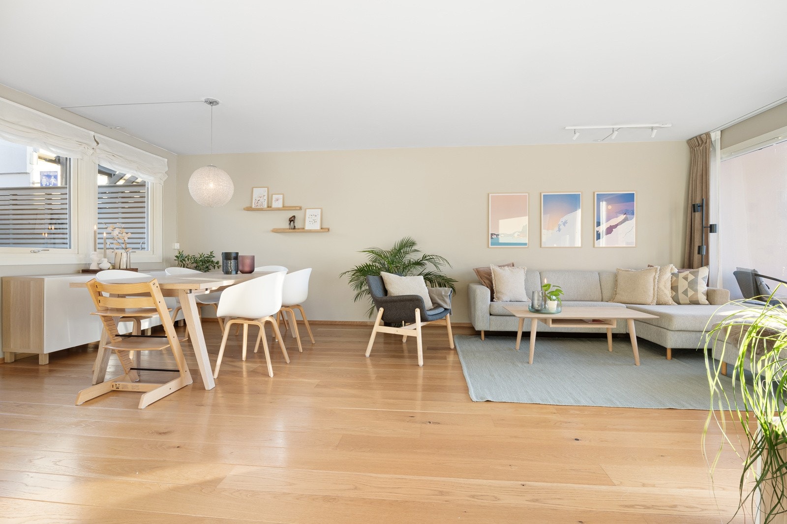 Boligen er holdt i en tidsriktig fargepalett, og med unntak av soverommet oppe ble alle vegger malt i 2023. Galleribilde