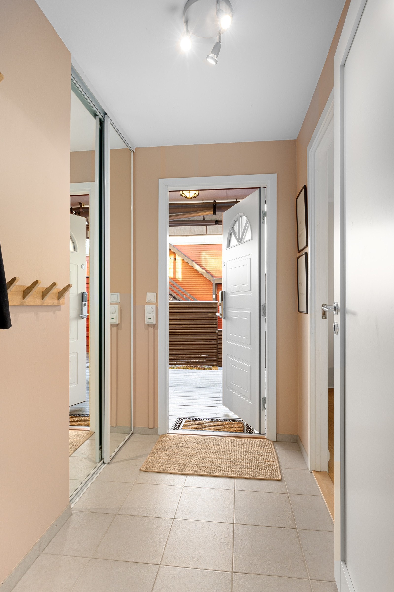 Entreen gir et meget godt førsteinntrykk. Det er skyvedørsgarderobe med speilfronter, fliser og gulvvarme. Galleribilde