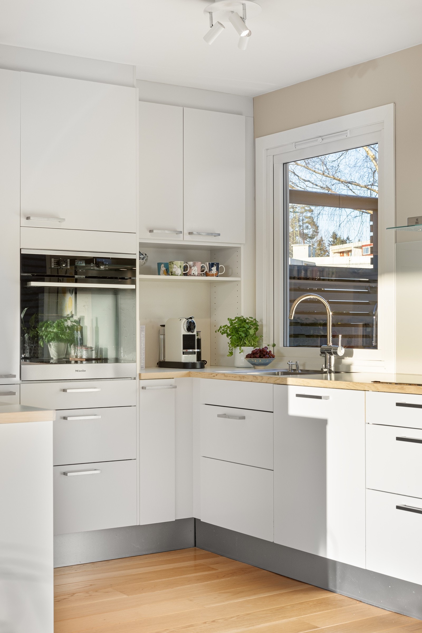 Åpne hyller og flater gir et luftigere uttrykk på kjøkkenet. Galleribilde