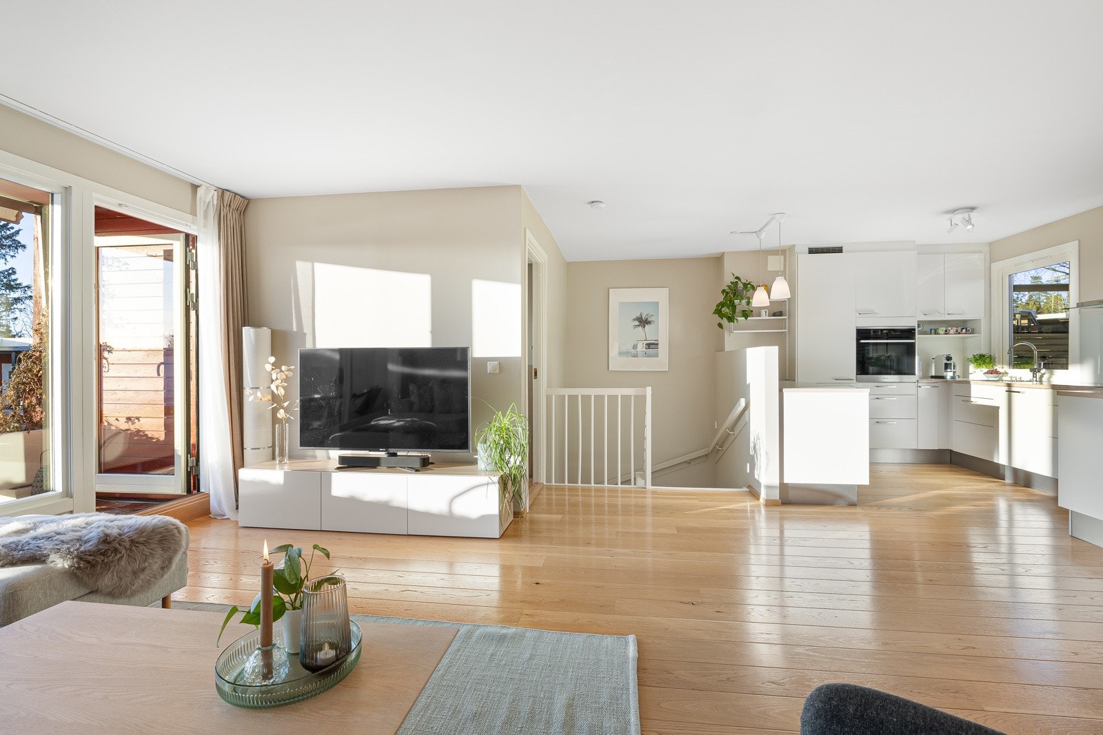 Listefri overgang mellom vegg og himling forsterker den moderne stilen i boligen. Galleribilde