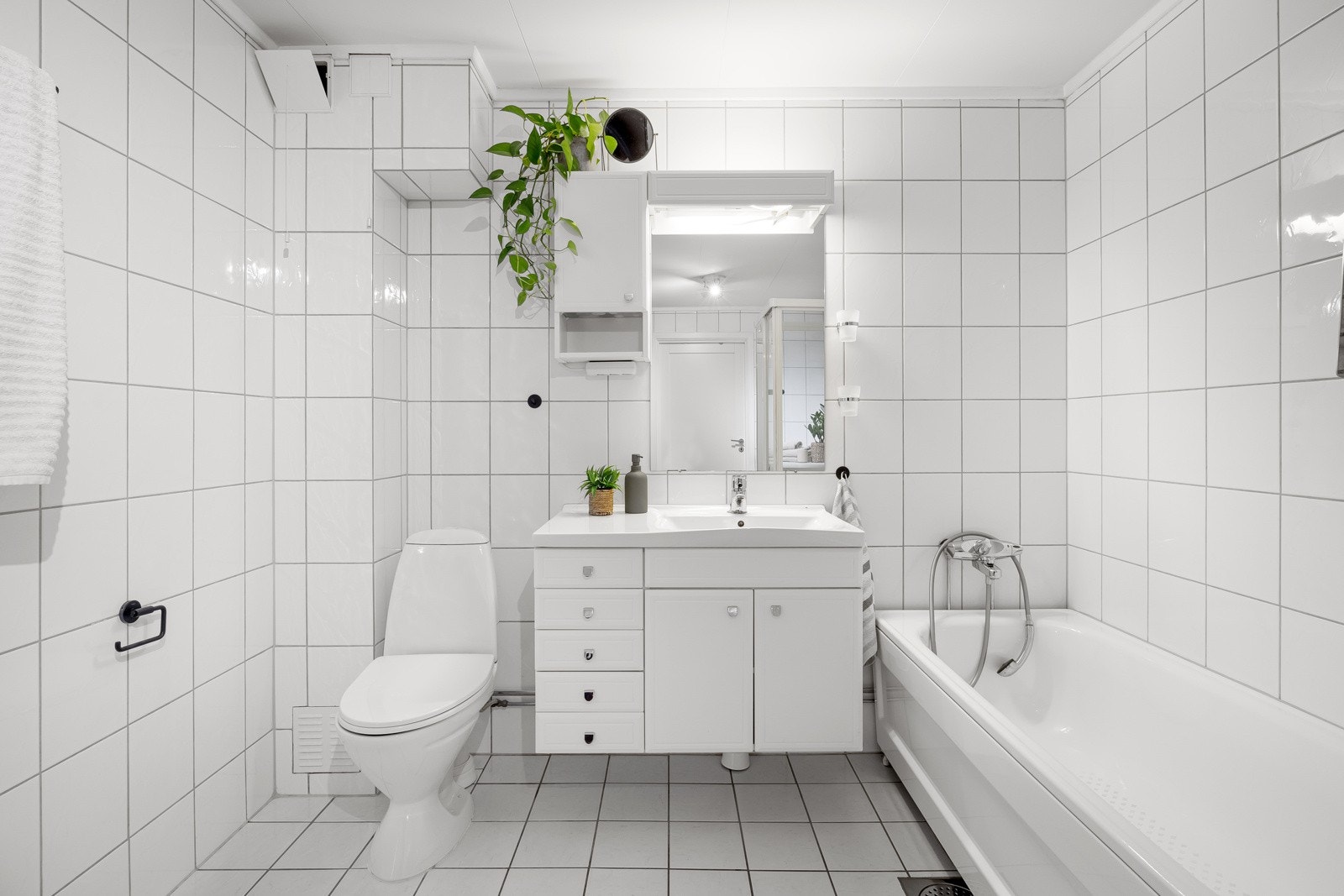 På badet er det god plass til oppbevaring av håndklær og hygieneartikler. Galleribilde