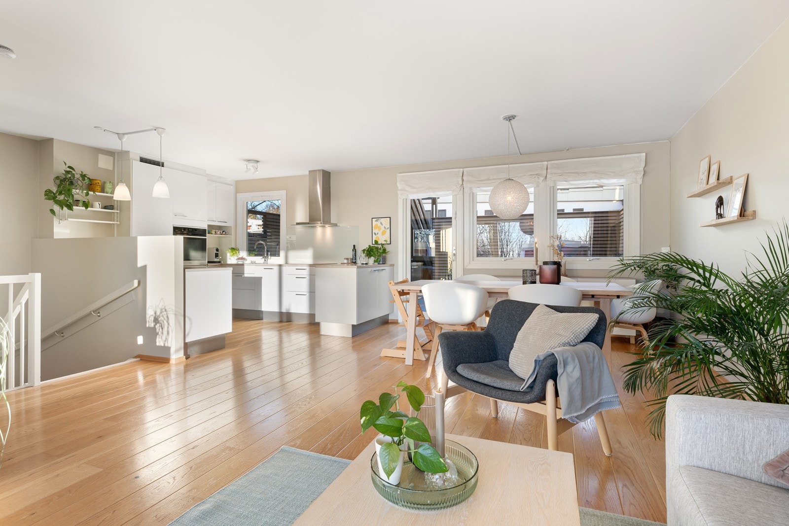 Allrommet er naturlig inndelt i ulike brukssoner, og det passer utmerket å innrede med spiseplass nærmest kjøkkenet. Galleribilde