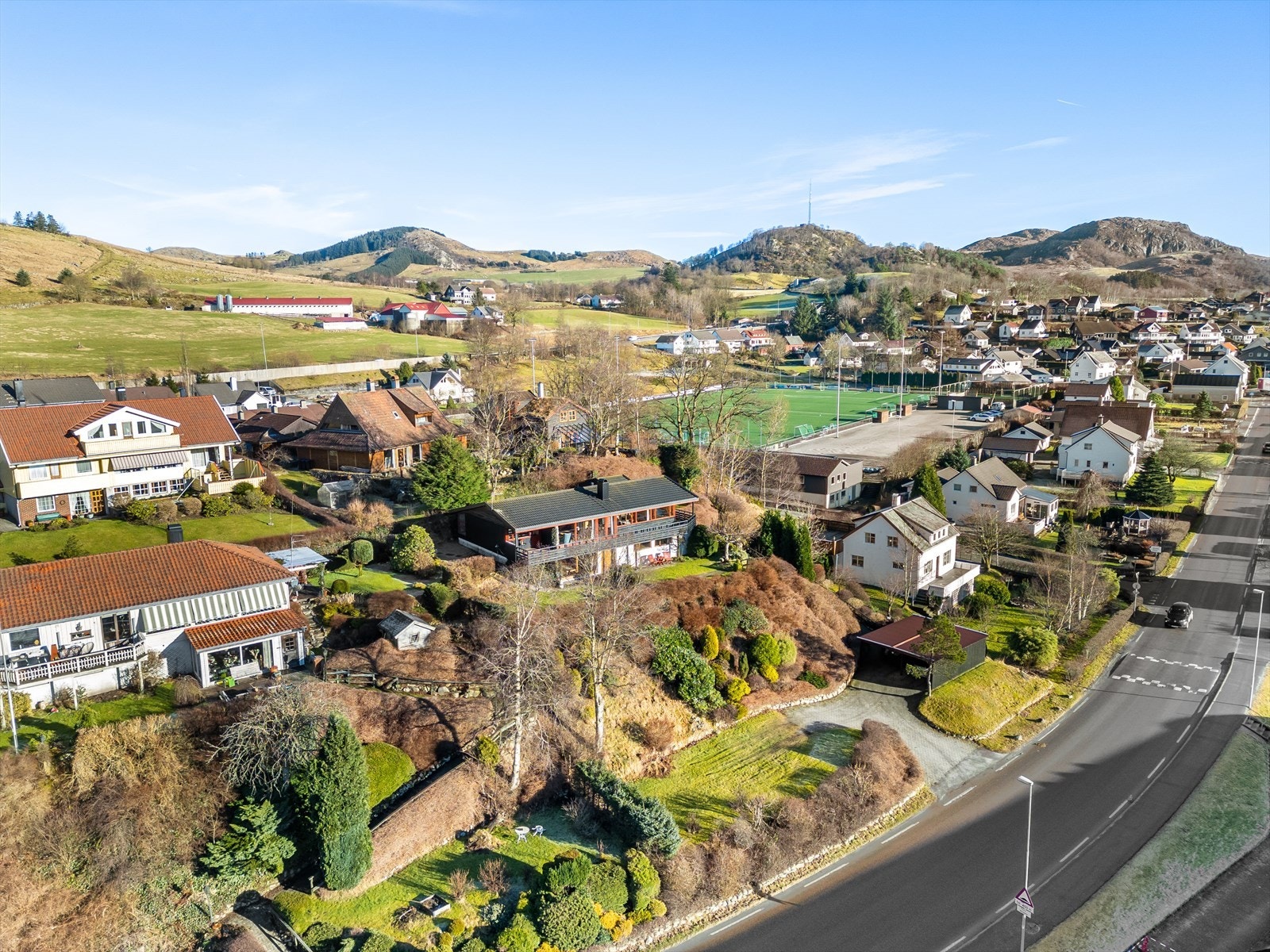 Eiertomt på ca. 1 403 m².
Frodig og pent opparbeidet utsiktstomt med ypperlige solforhold og nydelig utsikt. Galleribilde