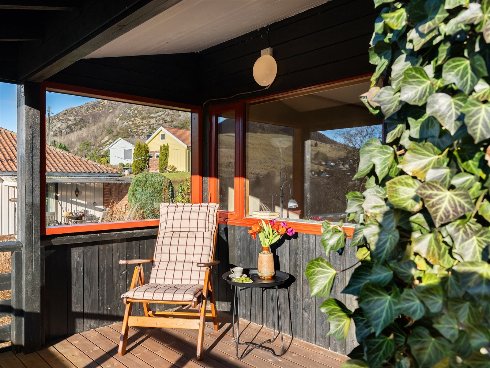 Her kan en sitte helt skjermet og nyte sola Galleribilde