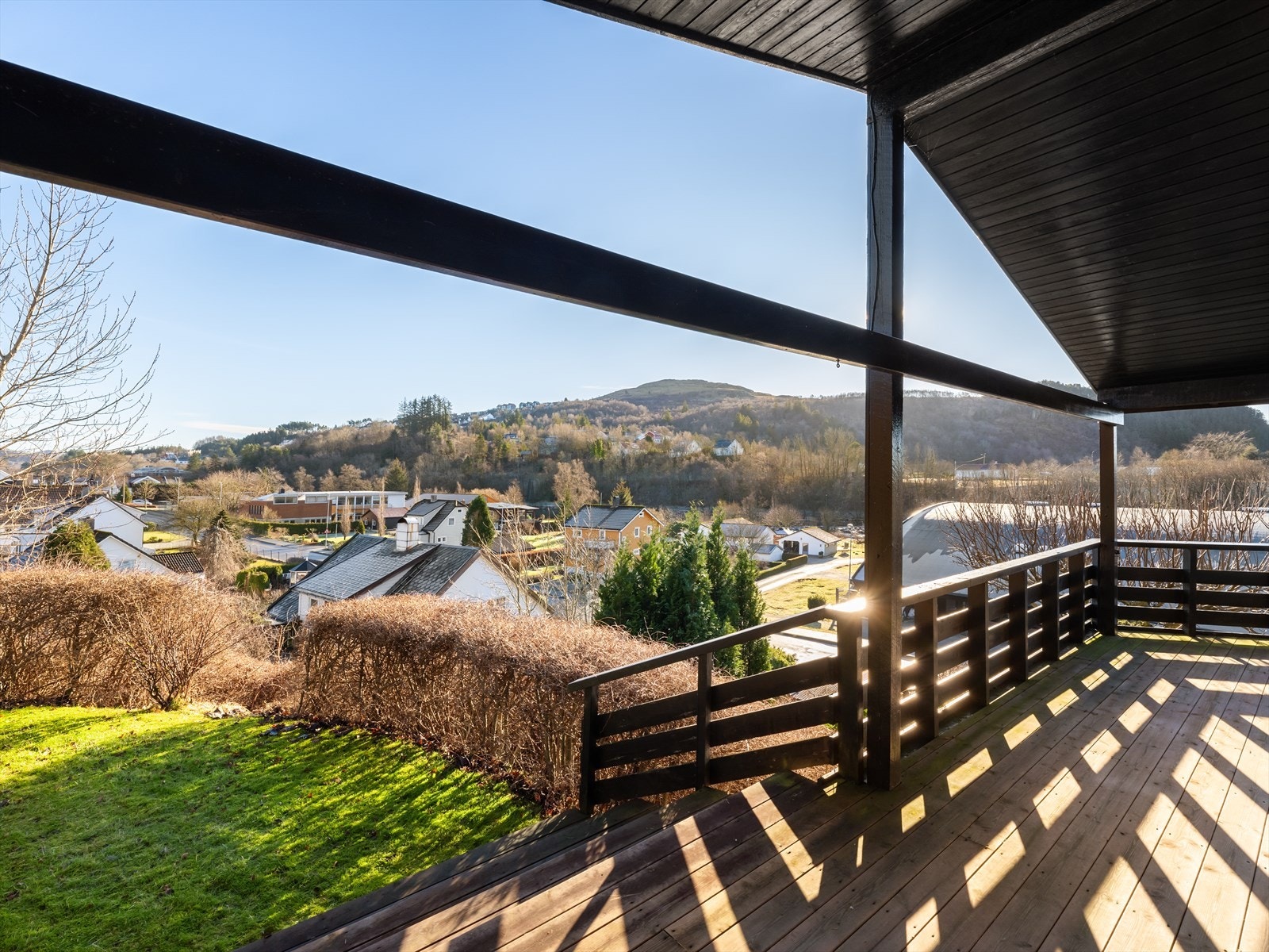 Fra overbygget terrasse kan en se utover Figgjo Galleribilde