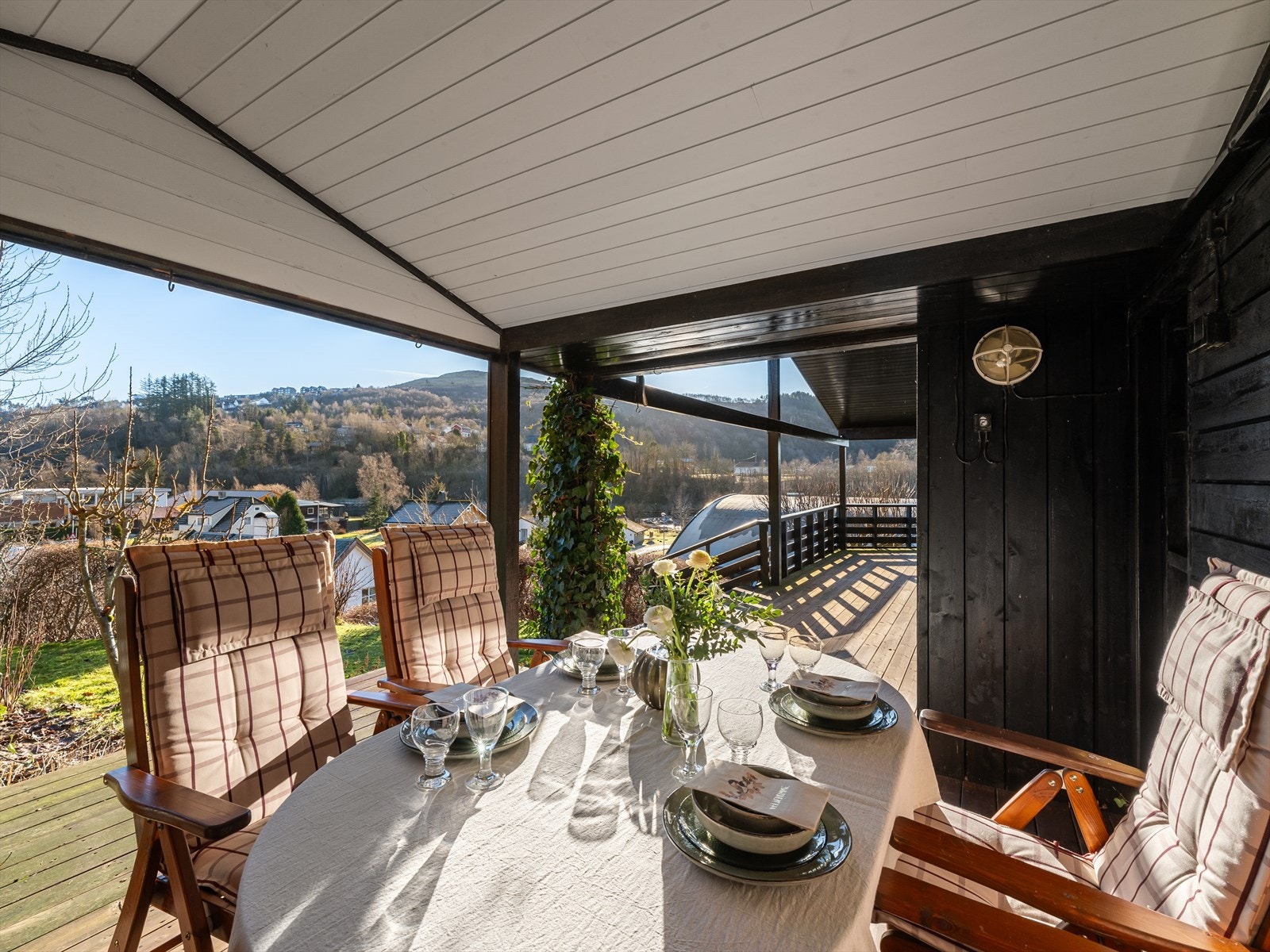 Solrik terrasse med takoverbygg og peis. Galleribilde