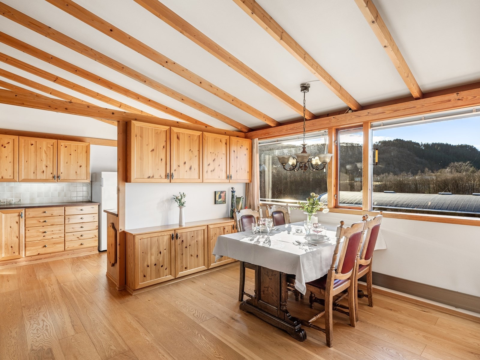 Spisestuen er tilknyttet kjøkken. Galleribilde