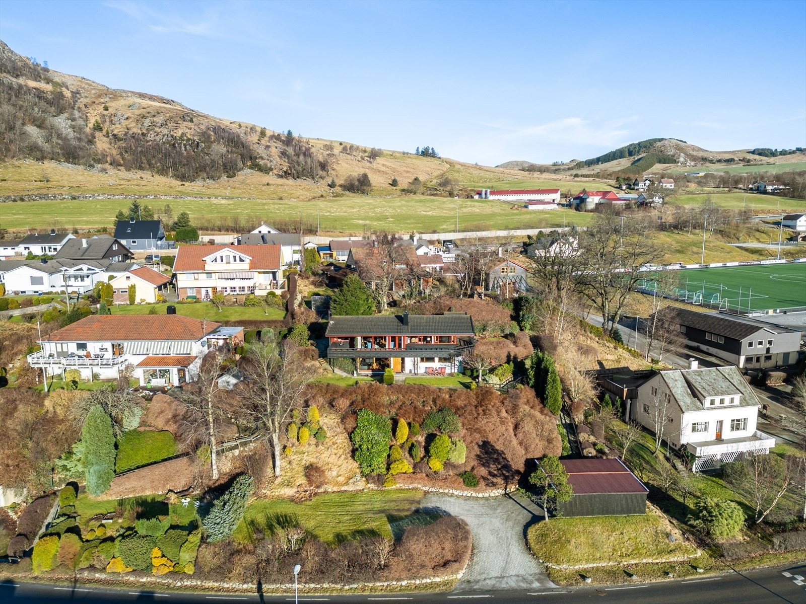Tomta ligger i skrånende terreng og har carport og god parkeringsplass. Velkommen til visning! Galleribilde