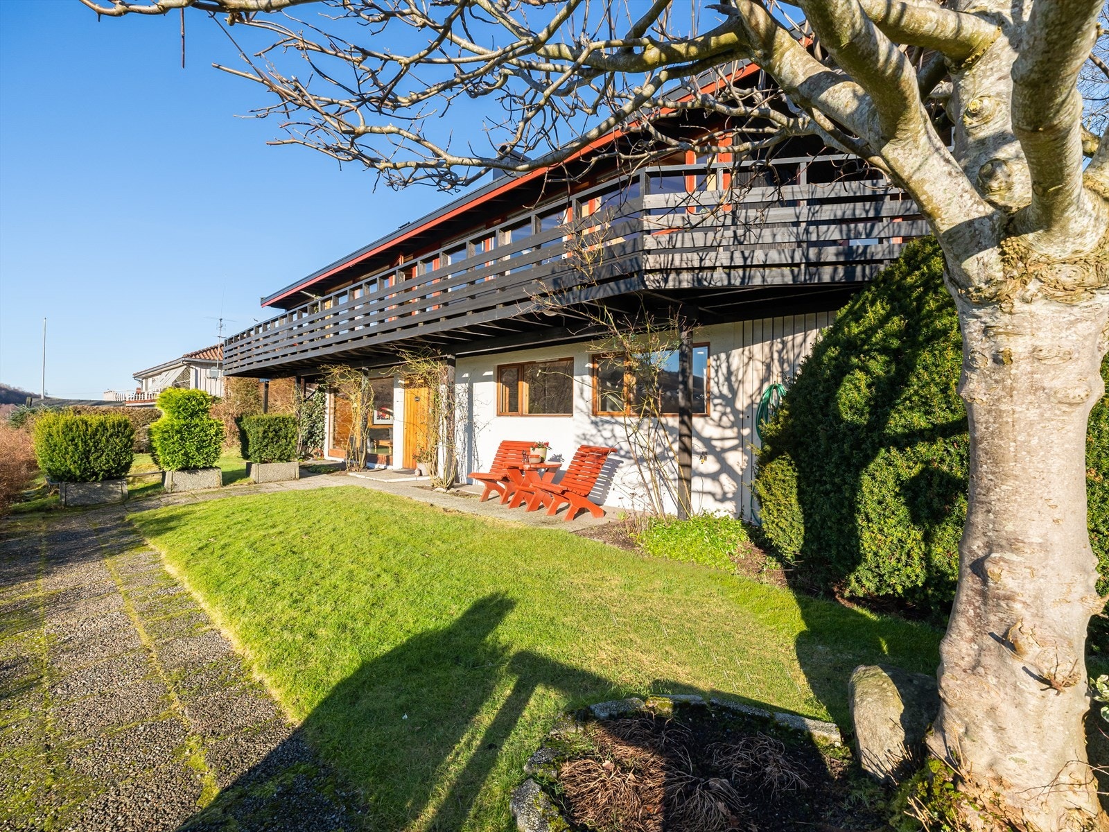 Skjermet uteområde og nydelig inngangsparti Galleribilde