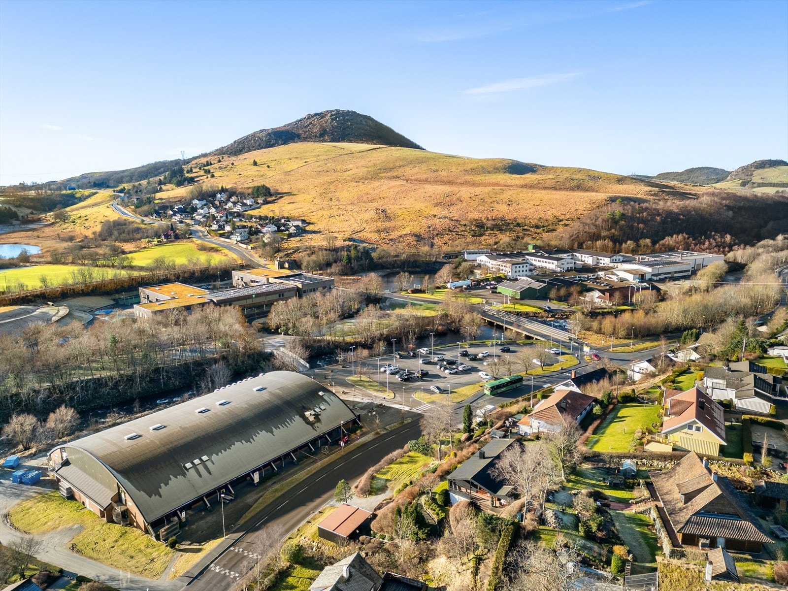 Det er kort gange til skole som har 10 trinn. Sandnes internasjonale skole ligger i nabolaget. For øvrig er det enkel påkjøring til E39 som gjør det raskt og enkelt å ta turen til Sandnes sentrum, Forus Stavanger og Ålgård. Galleribilde