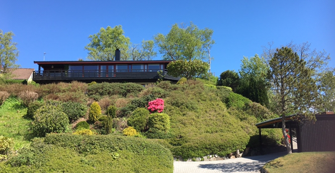 Om sommeren er tomta nydelig med beplantning
(privat bilde) Galleribilde