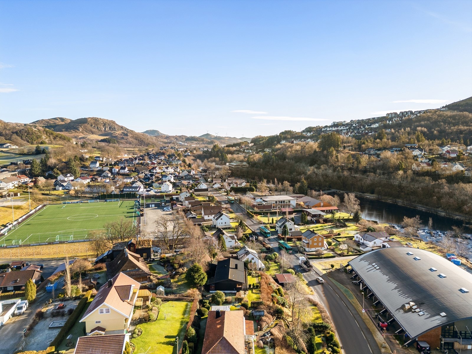Bussholdeplassen ligger rett ved boligen, Joker-butikken ligger i nabolaget og det er ca. 2-3 min gange til Figgjo stadion. Galleribilde