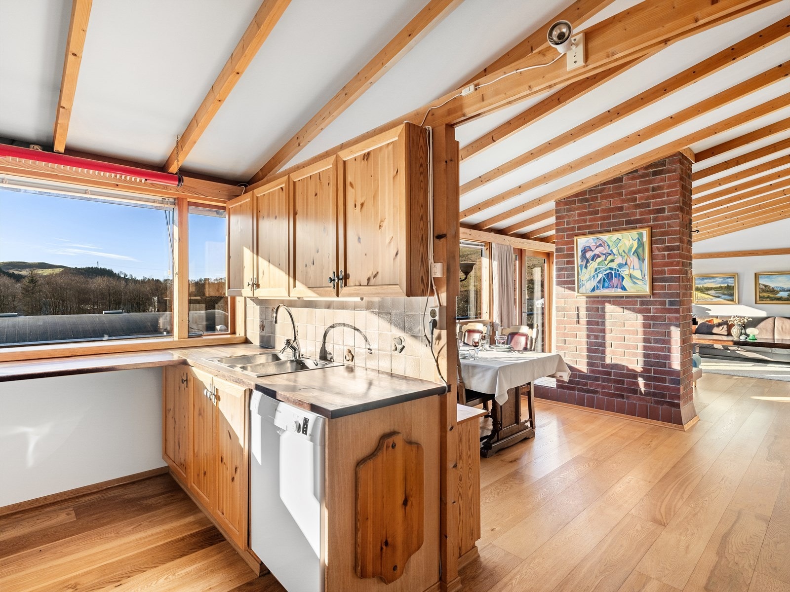 Kjøkkenet er et tidløst furukjøkken fra Bjerks Trevare. Galleribilde