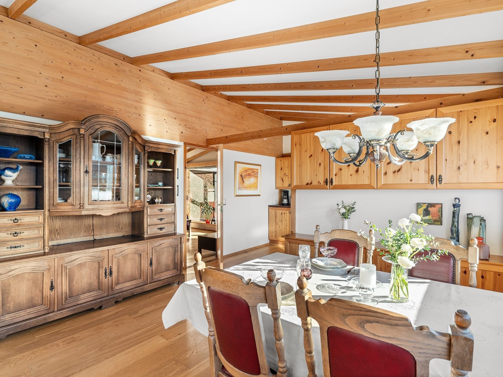 Naturlig overgang til spisestue som har plass til langbord. Spisestuen er tilknyttet kjøkken Galleribilde