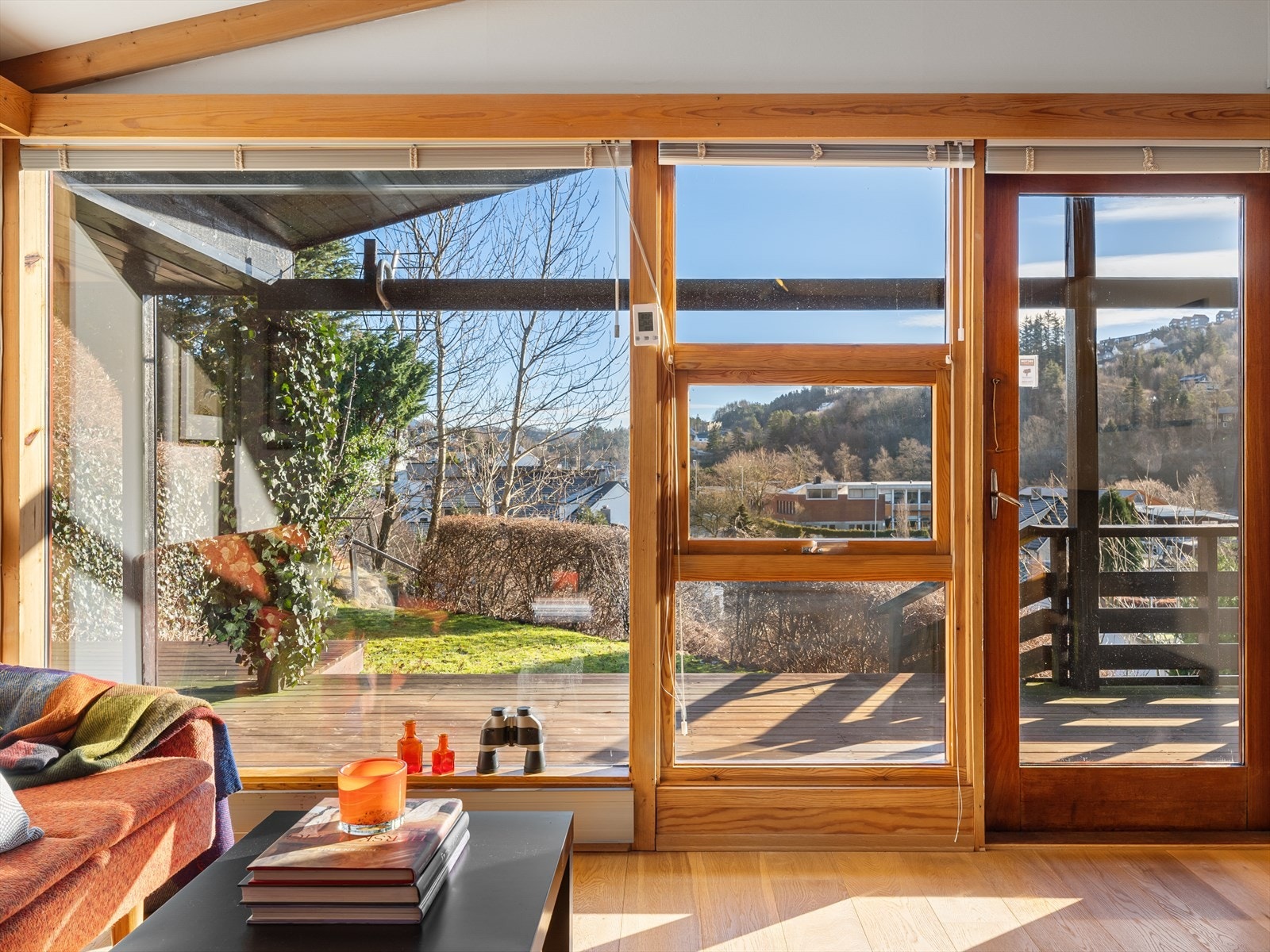 Her er det store vinduer og herlig lys. Galleribilde