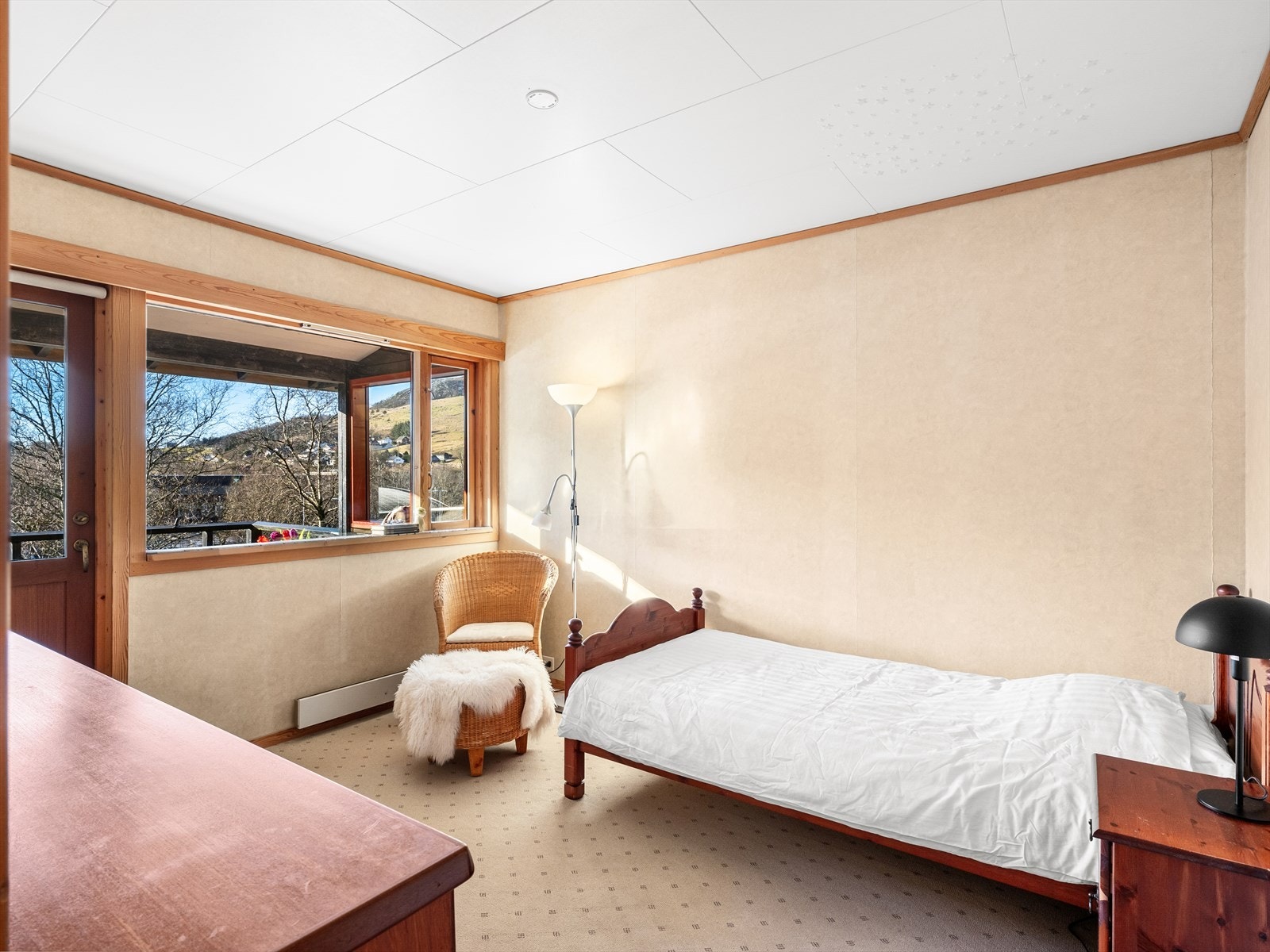 Soverommene er romslige og har ekstra god takhøyde. Tepper på gulv og lyse vegger. Galleribilde