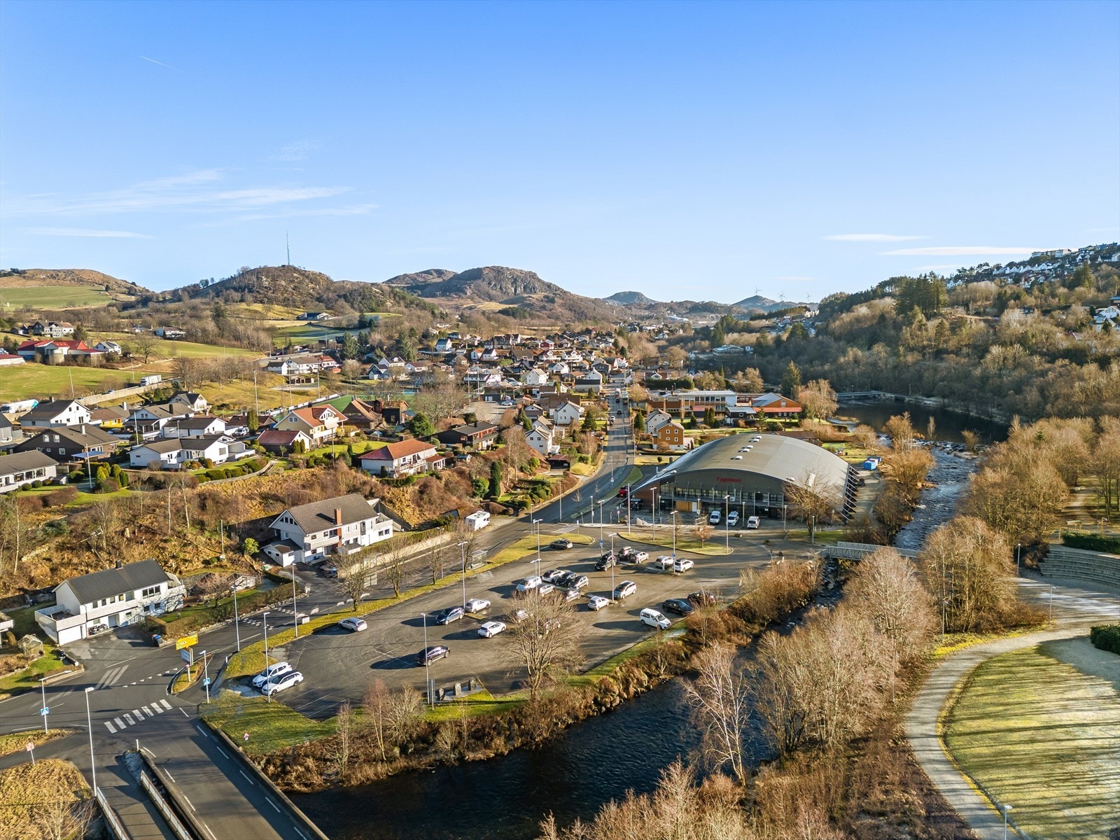 Eiendommen ligger sentralt til på Figgjo med herlig utsikt og ypperlige solforhold. Galleribilde