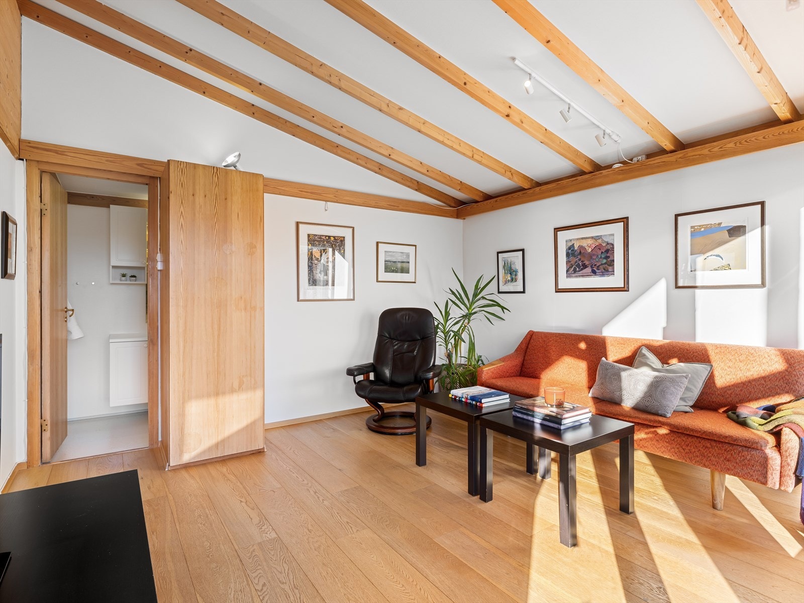 På tegningene er tv-stuen inntegnet som soverom. Direkte adkomst til bad. Galleribilde