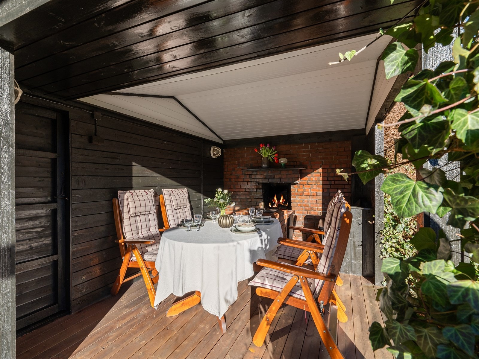 Fra terrasse er det dør til baksiden av huset Galleribilde