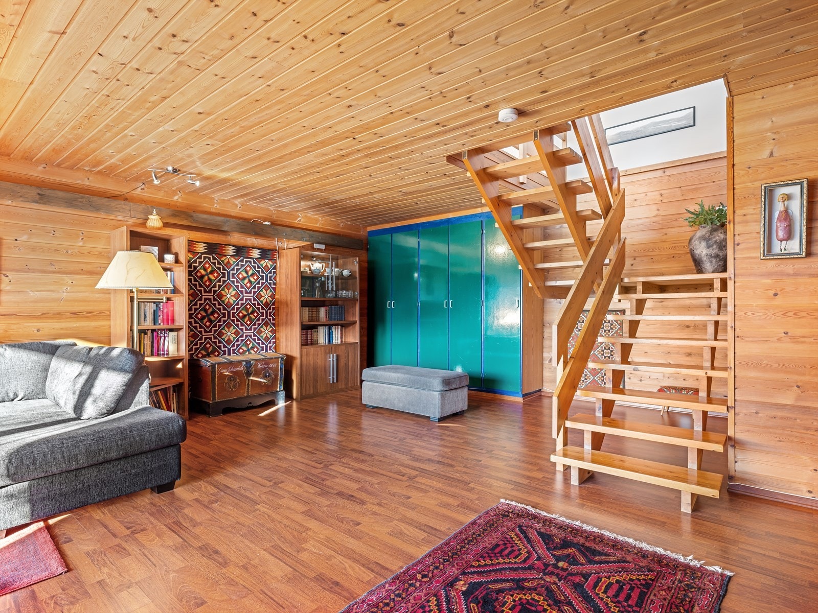 Fra kjellerstue er det furutrapp opp til husets hovedetasje. Galleribilde