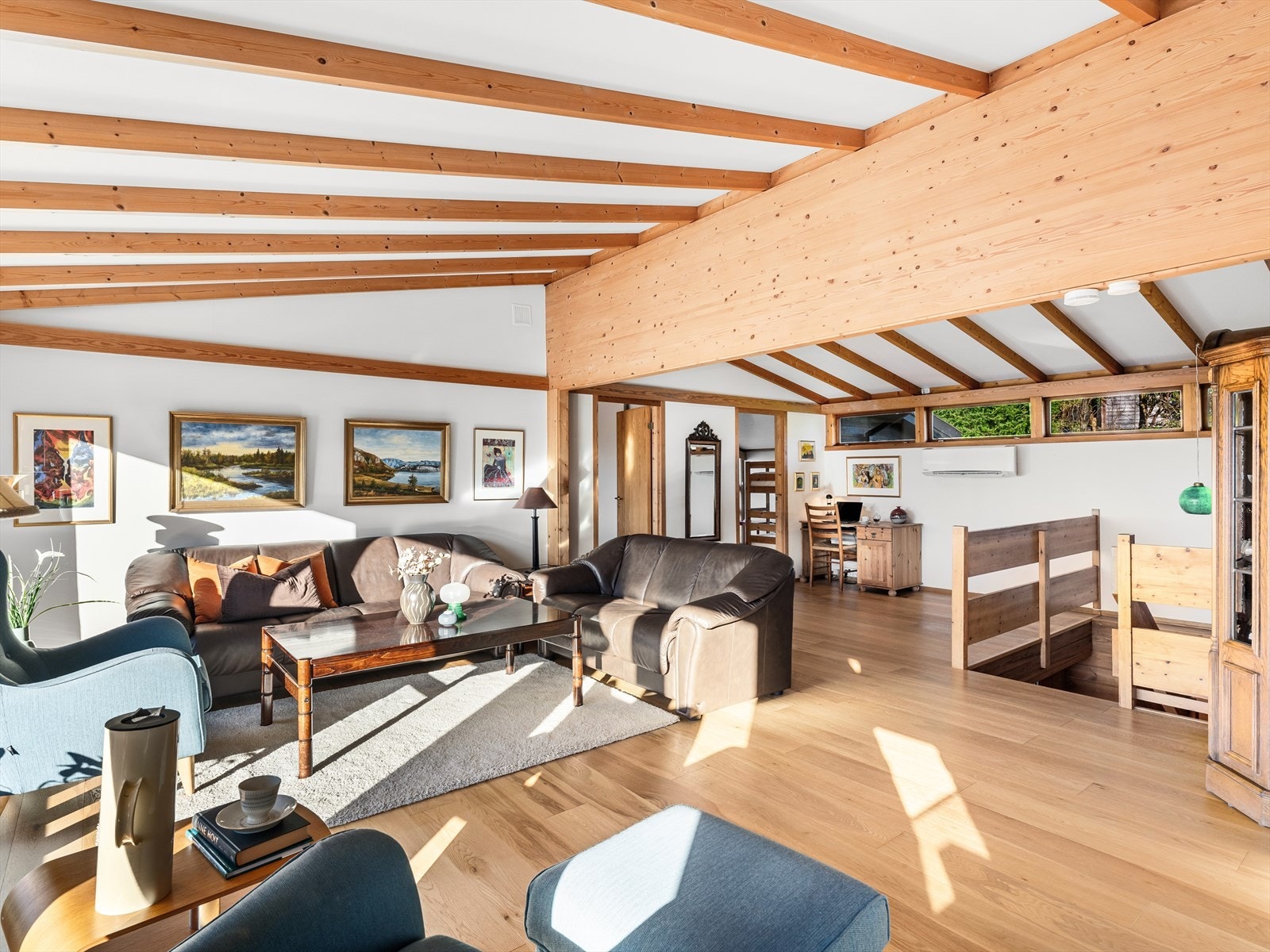 Her er det plass til flere sittegrupper. Varmepumpe og peis. Galleribilde