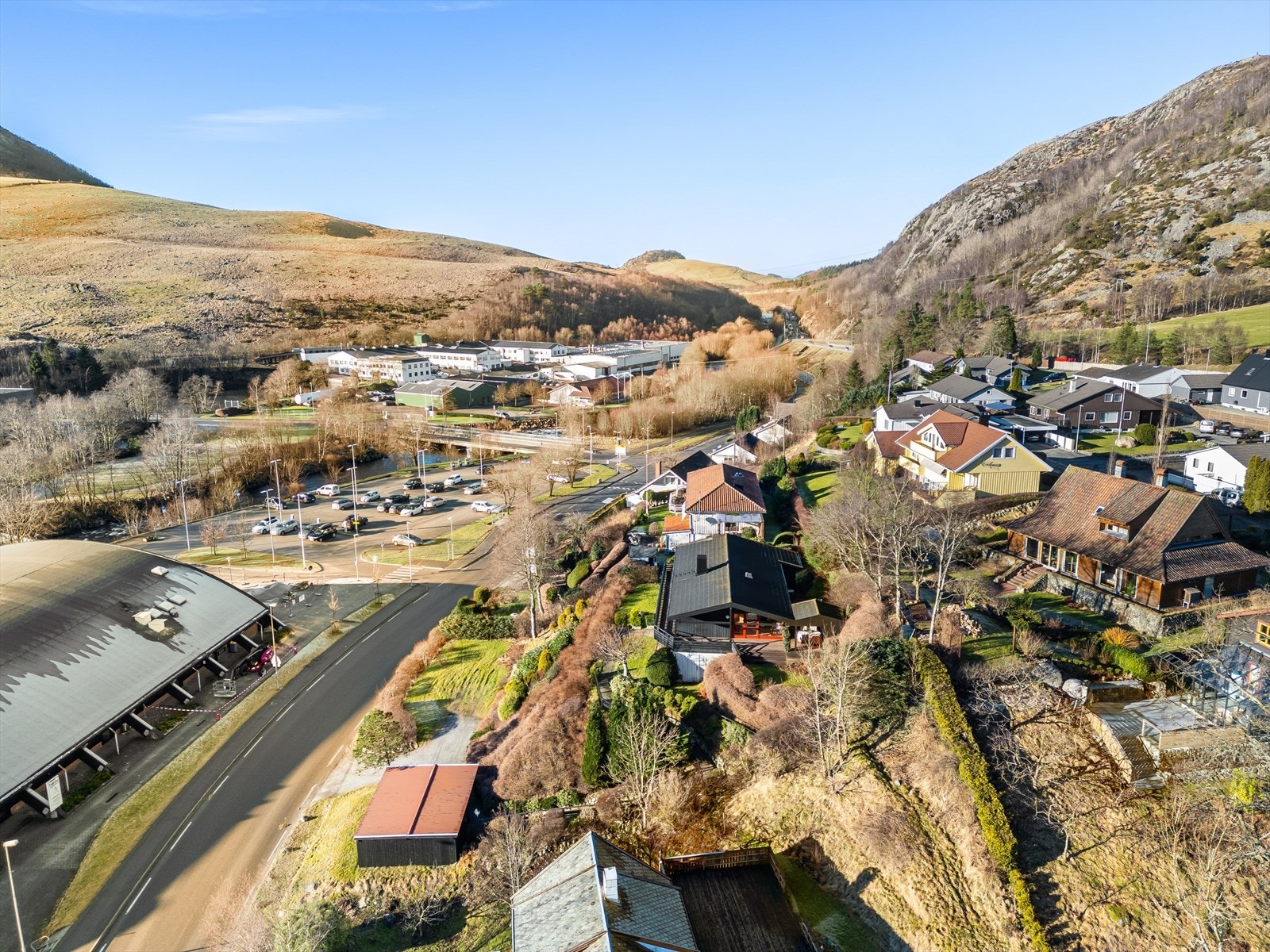 Eiendommen har også nærhet til flotte tur- og friluftsområder som blant annet Krossfjellet og Åslandsnuten. Figvedparken kan anbefales og det er flotte turstier langs elva. Det er også fine badeplasser i nærheten, blant annet ved Bråsteinvatnet. Galleribilde
