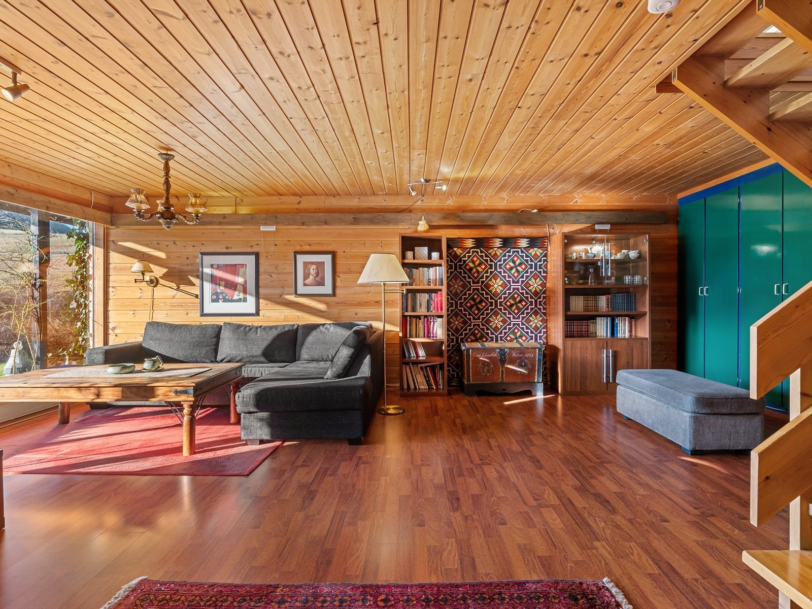 God lagringsplass i garderobeskap langs vegg. Galleribilde