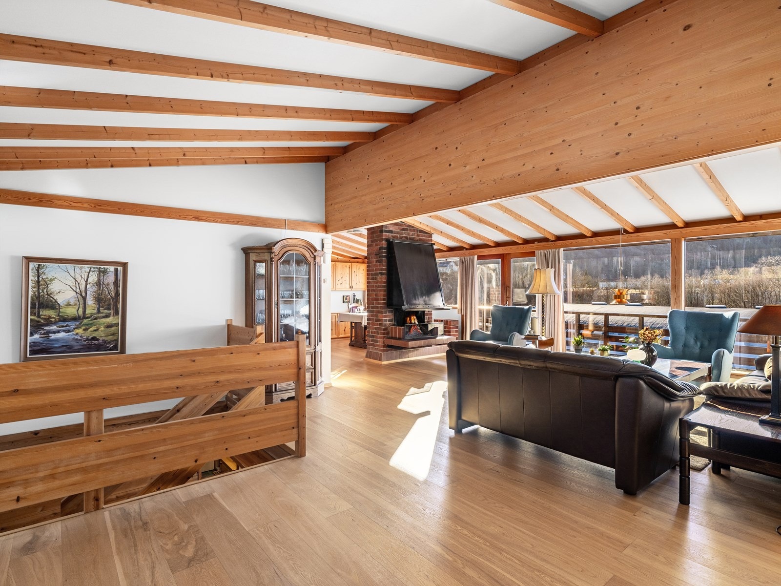 Romslig stue med store vinduer fra gulv til tak. Her kommer det herlig naturlig lys inn i rommet. Galleribilde